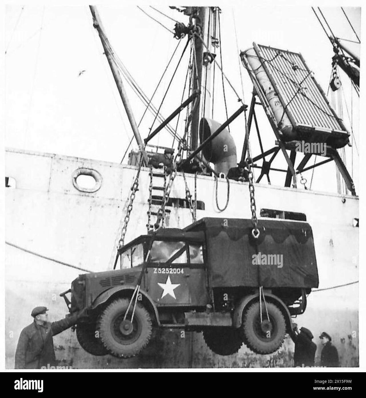 Un camion complet est hissé à bord d'un navire à l'aide de matériel de chargement de véhicules, documenté dans le cadre des opérations de l'armée britannique. Banque D'Images