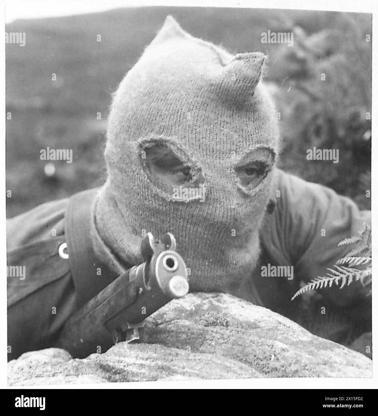 Les soldats du Commando français s'entraînent dans un dépôt, en utilisant des techniques de camouflage innovantes, y compris un chapeau en laine avec des découpes de visage pour dissimuler l'identité. Banque D'Images