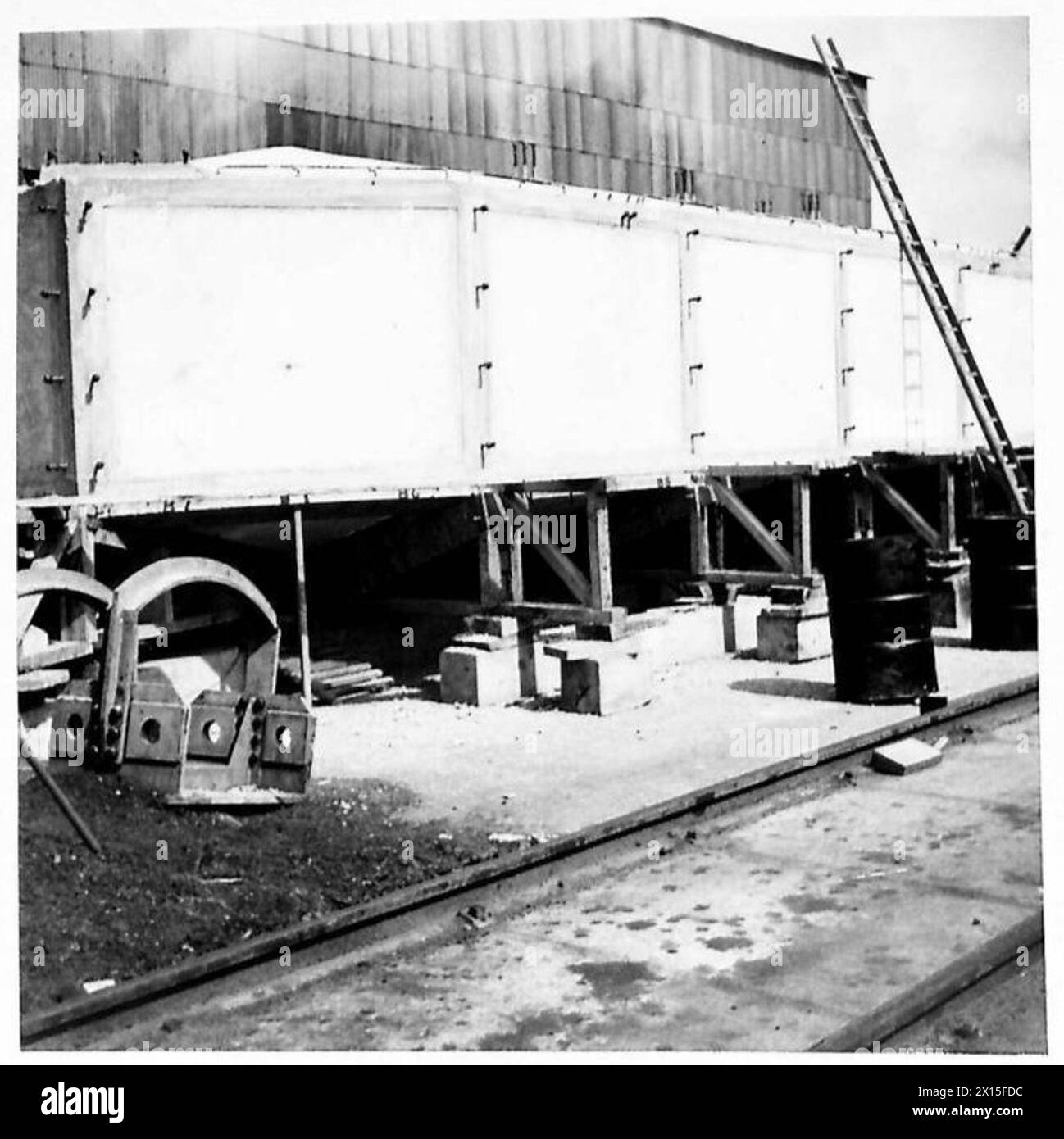 Troupes de TN. 5 construire des « coléoptères », des supports flottants en béton, dans le cadre de la construction de nouveaux ponts à poutres. Banque D'Images