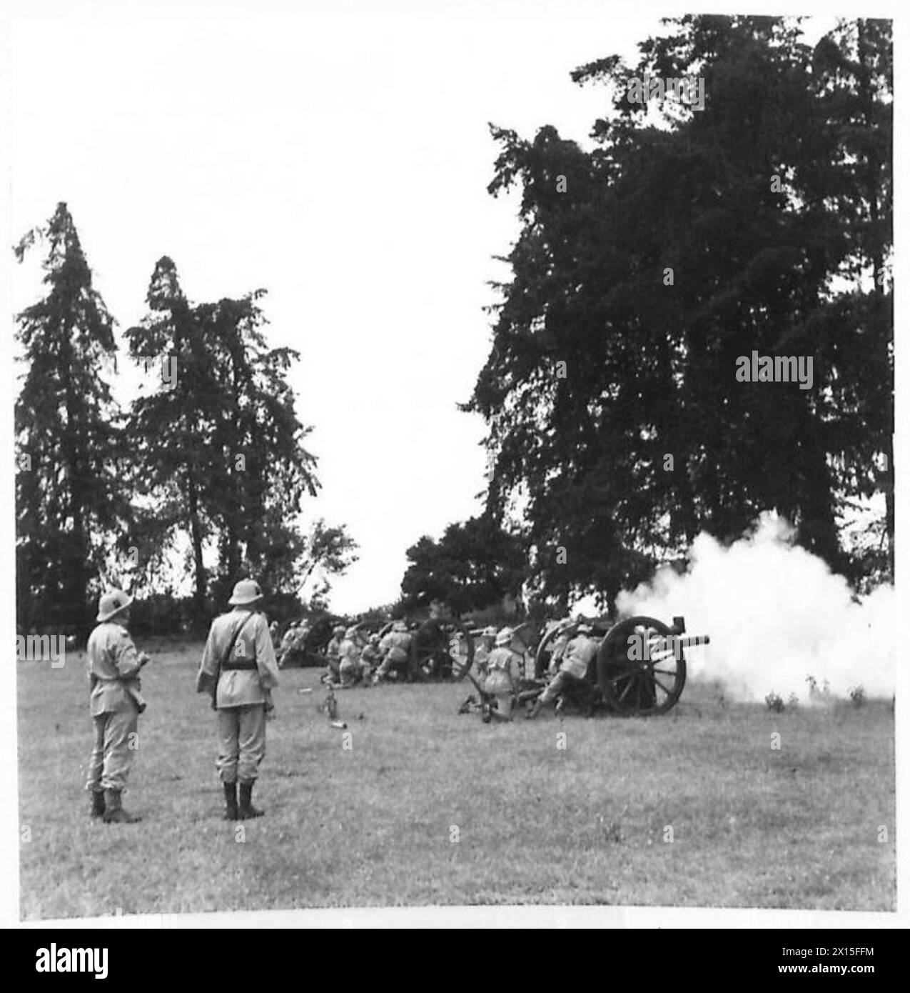 LES FUNÉRAILLES DE LIEUT. GÉNÉRAL LE RT. L'HON. LORD BADEN POWELL DE GILWELL - Une unité d'artillerie sud-africaine tirant un salut alors que le cortège arrive au cimetière de Nyeri British Army Banque D'Images