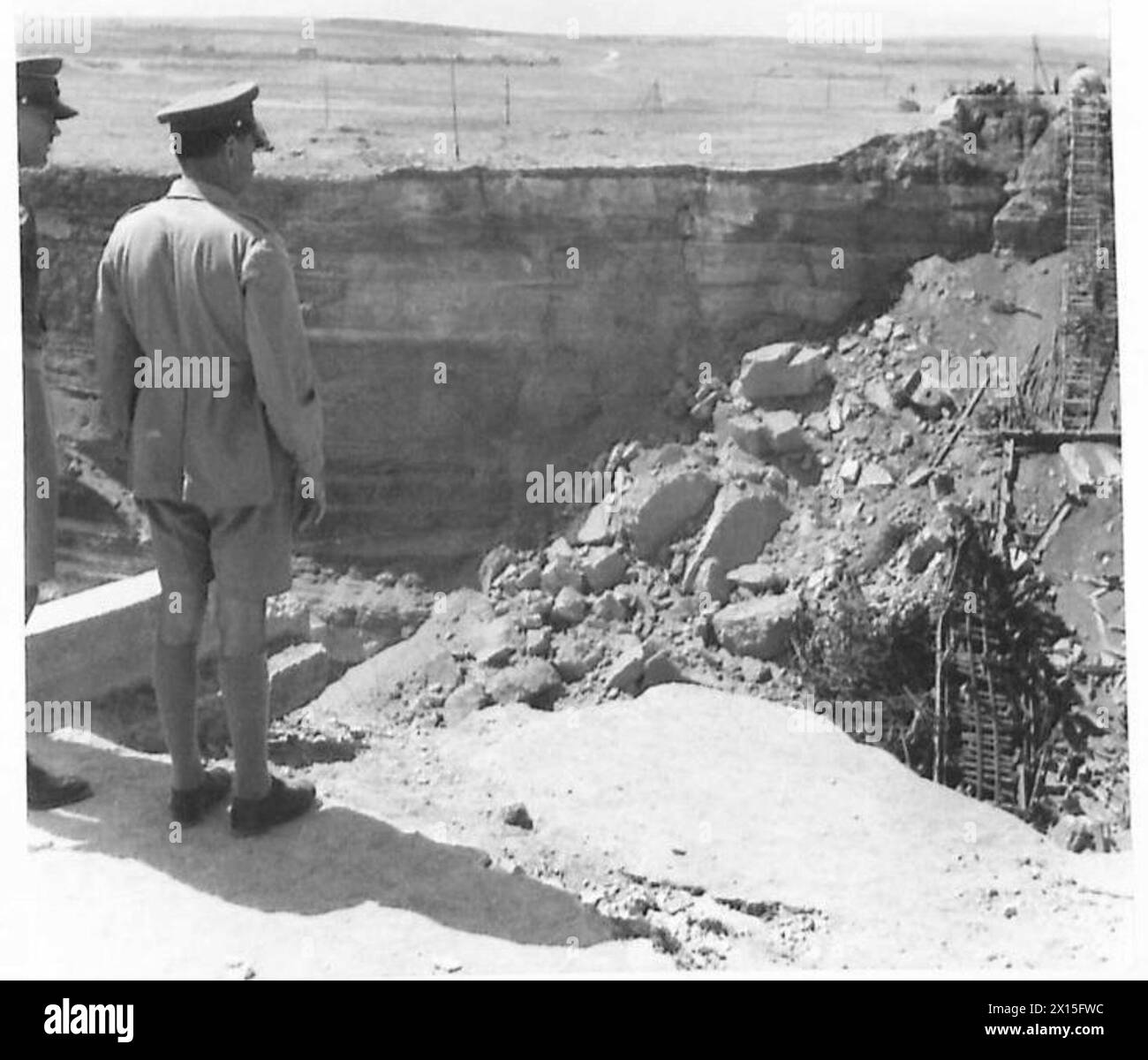 LE MARÉCHAL ALEXANDER VISITE LA GRÈCE - le maréchal et le Lieut. Général Scobie sur les rives du canal de Corinthe regardant au-dessus du bord du pont démoli British Army Banque D'Images