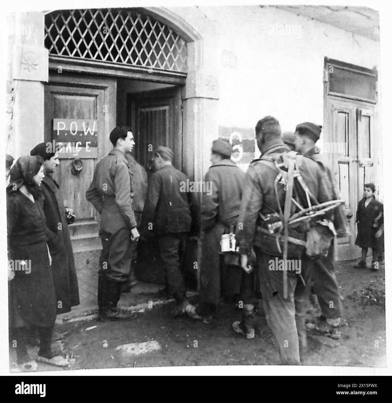 ITALIE : CINQUIÈME ARMYCOMMANDOS RETOUR DU RAID PRÈS DE GARIGLIANO - prisonniers allemands entrant dans la cage P.O.W., tandis que la population italienne satisfaite regarde l'armée britannique Banque D'Images