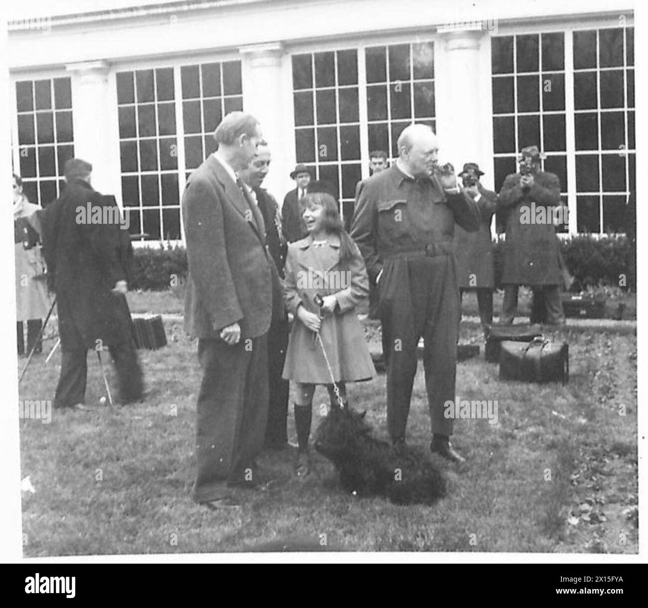 LE PREMIER MINISTRE MONTRE À L'AMÉRIQUE SON COSTUME DE SIRÈNE - le premier ministre posant pour des photos et de la cinéma avec MM. Harry Hopkins, Mlle Diana Hopkins et le commandant Thompson British Army Banque D'Images