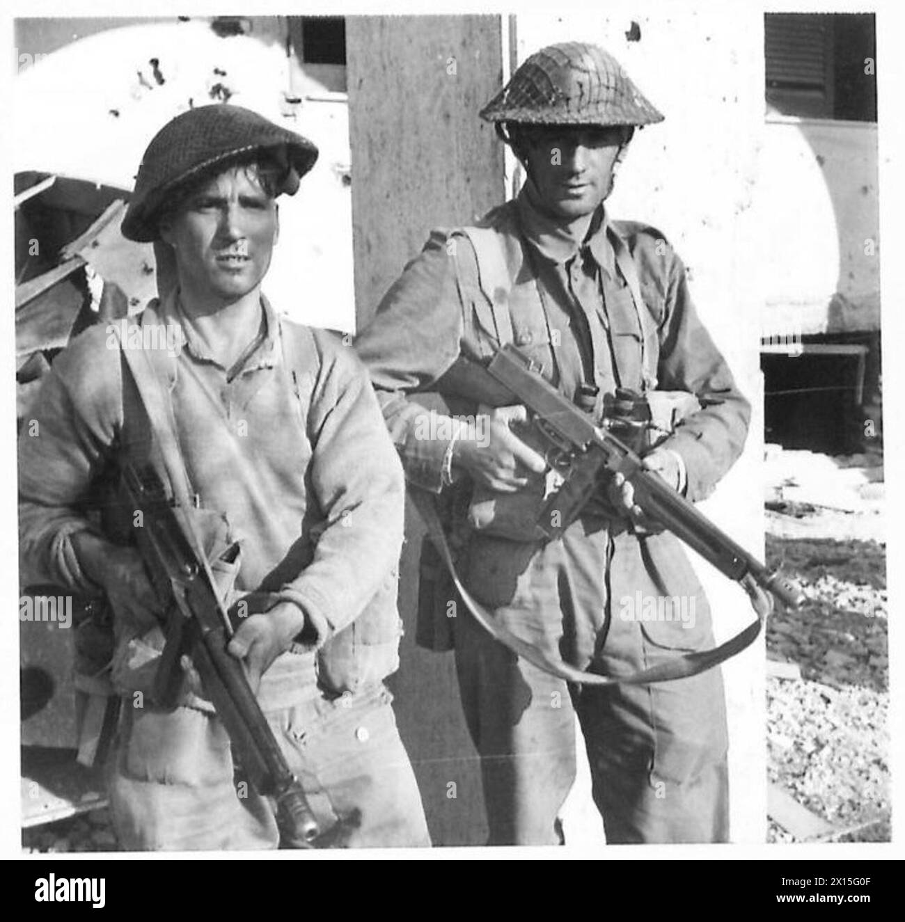 L'ARMÉE BRITANNIQUE EN AFRIQUE DU NORD, EN SICILE, EN ITALIE, DANS LES BALKANS ET EN AUTRICHE 1942-1946 - les deux premiers hommes des Sherwood Foresters, à entrer dans les ruines de Carroceto : - Cpl. R.F. Johnson (à gauche) du 30 High Lowe Avenue, Buglawton, Congleton, Cheshire, et le sergent E. Newbury, du 45 commerce Street, Melbourne, près de Derby British Army Banque D'Images