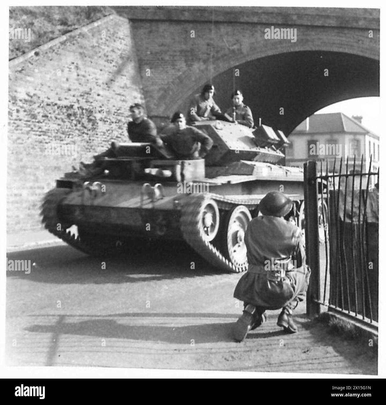 SPARTAN EXERCISE - photographe de l'AFU filmant des chars alors qu'ils avancent dans l'armée britannique Banque D'Images