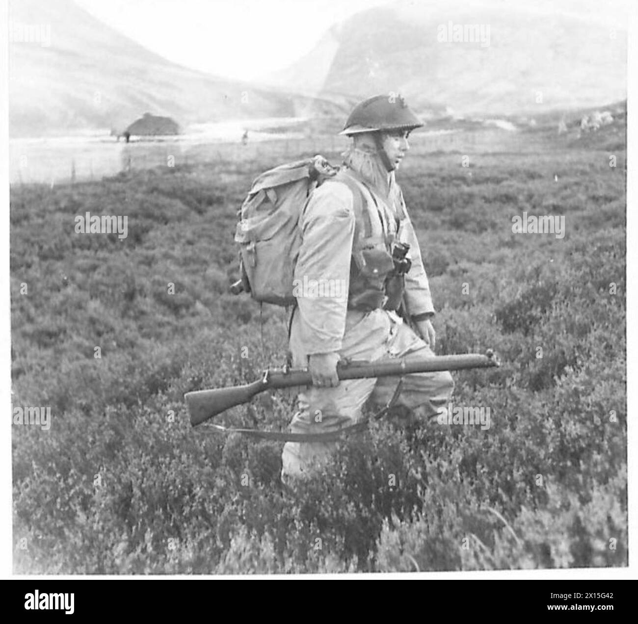 Un soldat de l'armée britannique est représenté portant un kit de guerre de montagne complet comprenant une combinaison coupe-vent pendant un exercice d'entraînement en montagne, mettant l'accent sur les opérations par temps froid et la préparation. Banque D'Images Un soldat de l'armée britannique est représenté portant un kit de guerre de montagne complet comprenant une combinaison coupe-vent pendant un exercice d'entraînement en montagne, mettant l'accent sur les opérations par temps froid et la préparation. Banque D'Images