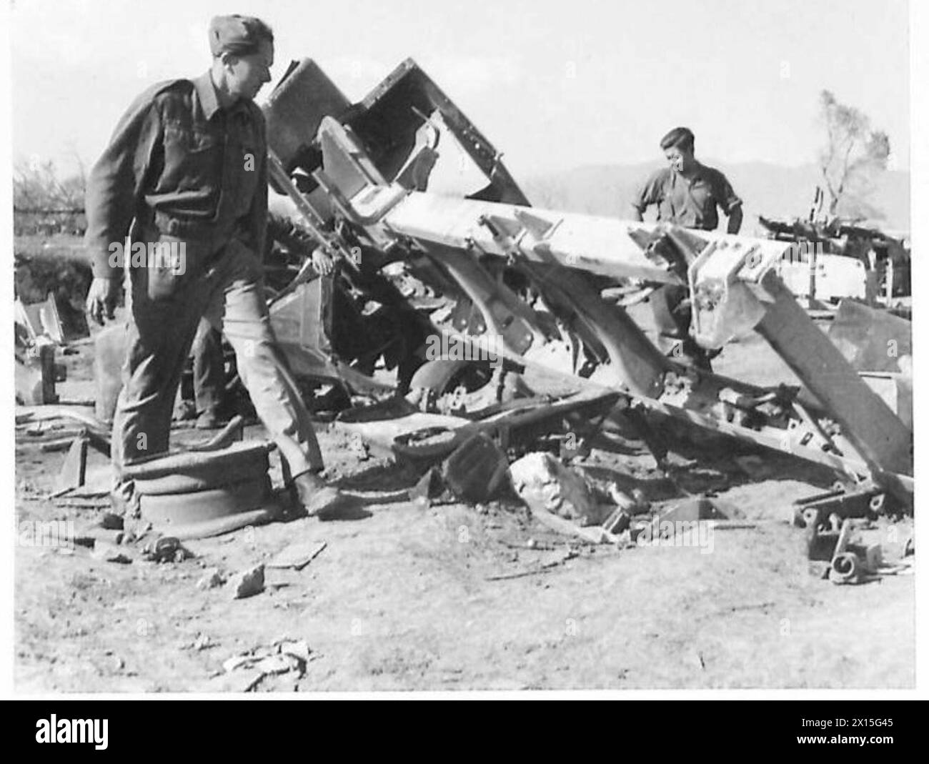 « QUELQUE CHOSE POUR RIEN » - DVR. C. Weston, R.E., et le Cpl E.J. Hopkins, R. E., tous deux de Londres, recherchent une partie manquante de l'armée britannique Banque D'Images