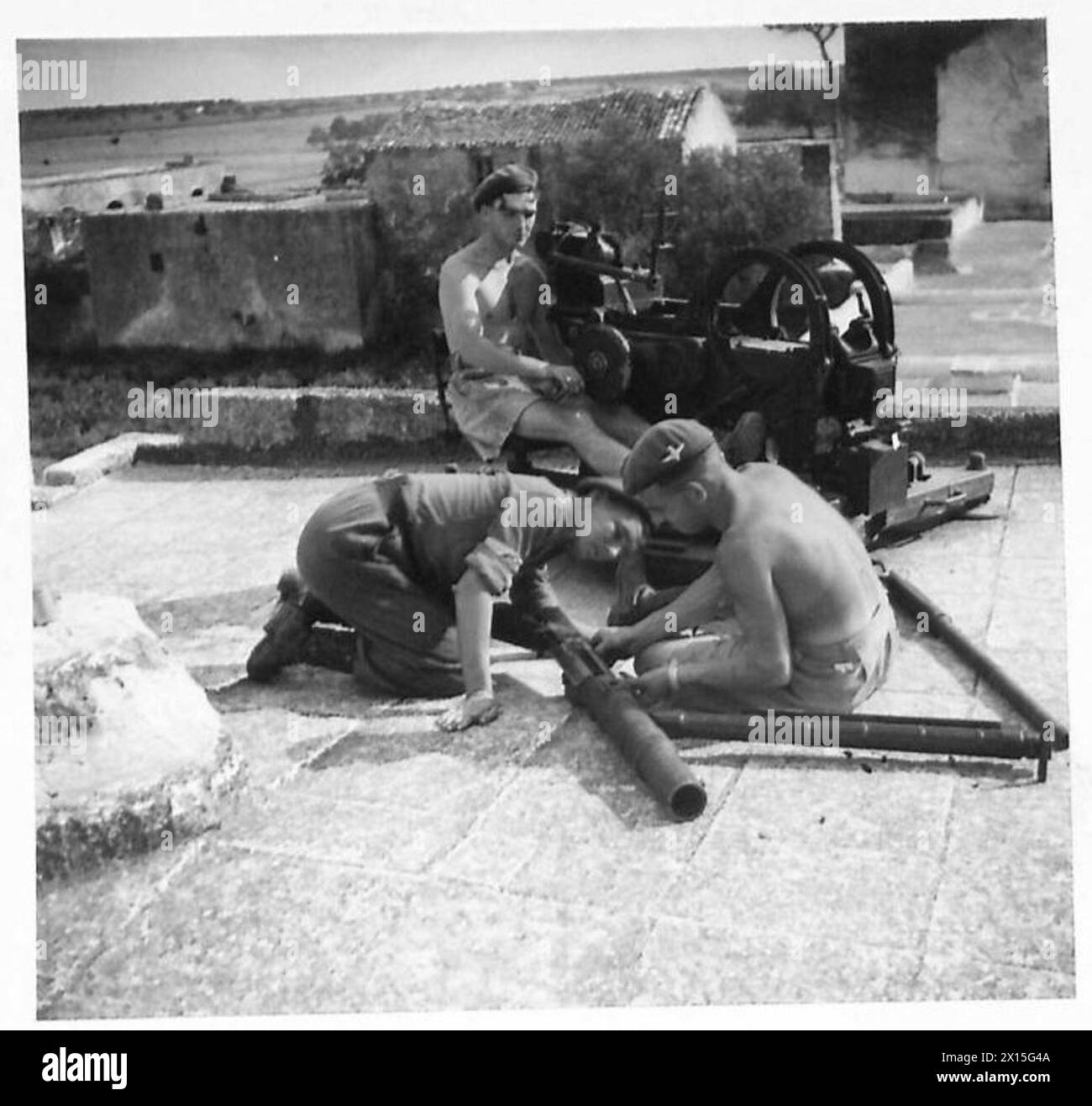 Les parachutistes du 2e groupe-brigade parachutiste indépendant s'entraînent sur un canon Flak allemand capturé dans le sud de la France, mettant en œuvre les leçons apprises de la 1re division aéroportée à Arnhem. Banque D'Images
