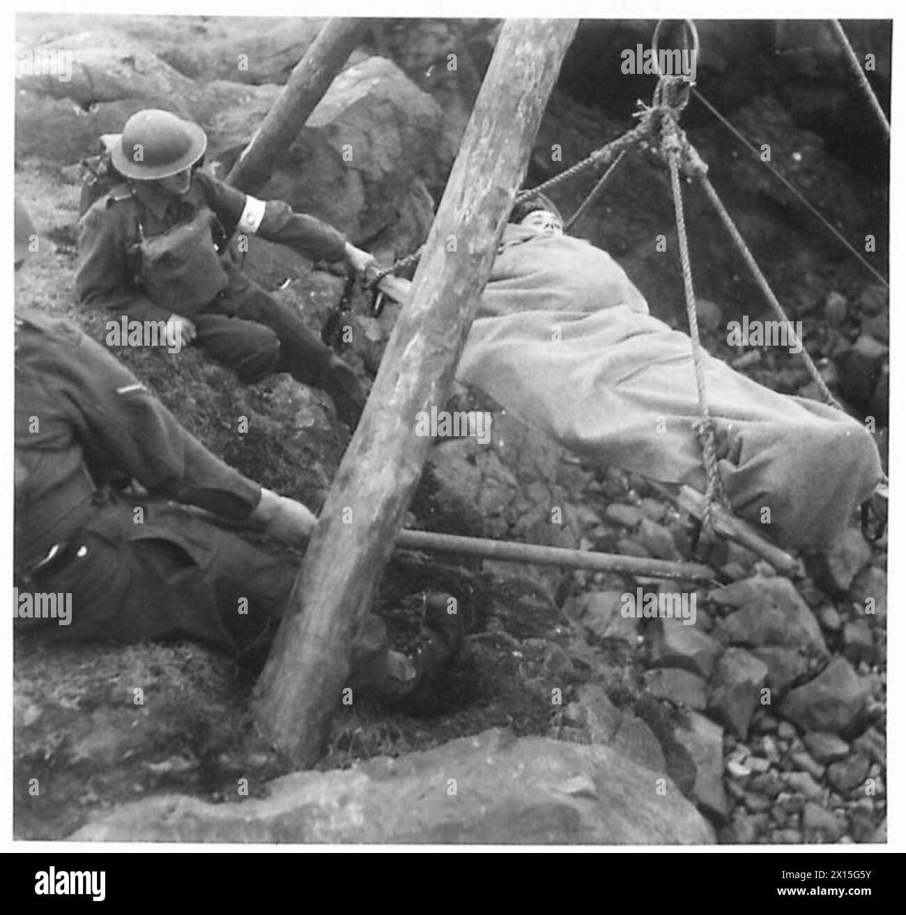 NOUVELLE MÉTHODE DE SAUVETAGE DES VICTIMES DE FALAISE - le patient étant soulagé sur la falaise avant d'abaisser l'armée britannique Banque D'Images