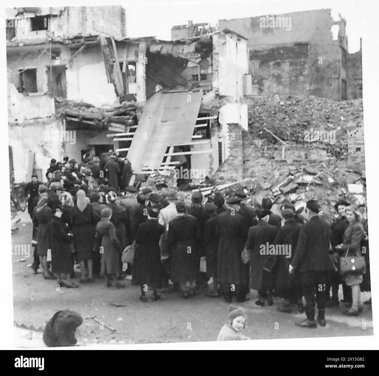 Les civils de Brême font la queue pour du pain pendant la seconde Guerre mondiale, avec le 21e groupe d'armées britannique présent dans la ville. Banque D'Images Les civils de Brême font la queue pour du pain pendant la seconde Guerre mondiale, avec le 21e groupe d'armées britannique présent dans la ville. Banque D'Images