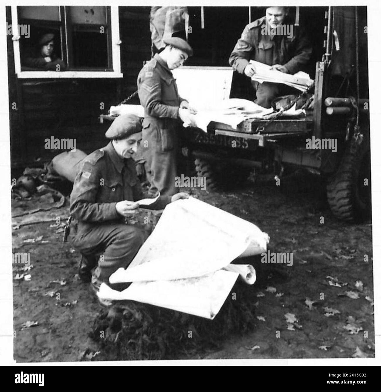 Les soldats du camp de repos K.S.L.I. reçoivent des stocks de cartes pour une utilisation opérationnelle future avec le 21e groupe d'armées britannique. Banque D'Images