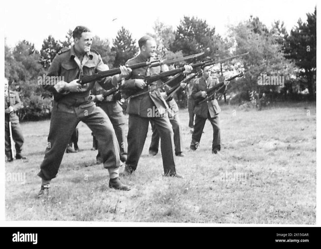 Les correspondants de guerre participent à des exercices à baïonnette avec le Eastern Command Coast Regiment pour acquérir une compréhension directe des opérations ennemies. Banque D'Images