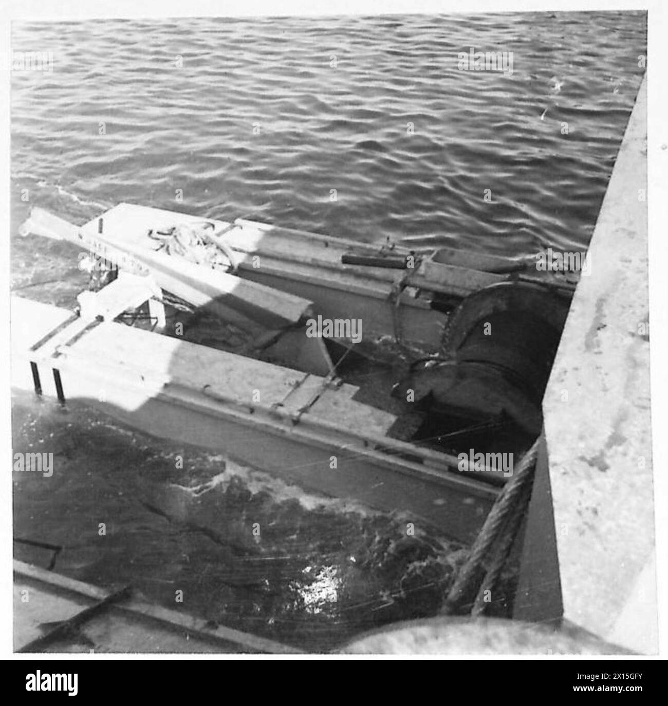 Opérations de débarquement sur une plage en utilisant des rampes de flotteurs de rivage avec diverses positions et équipements, armée britannique. Banque D'Images