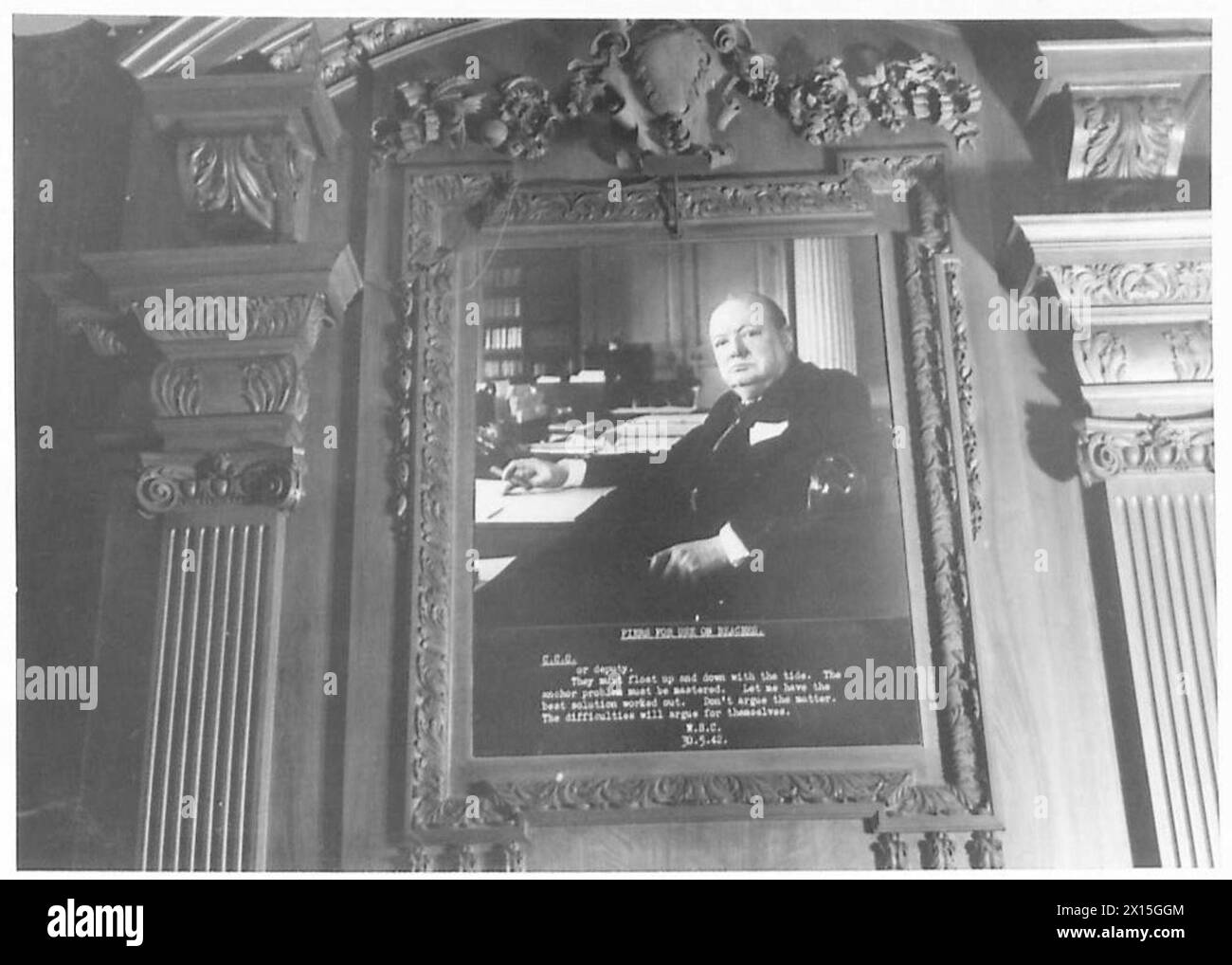 L'exposition Mulberry à Londres présente un portrait du premier ministre ainsi qu'une copie de sa minute officielle lors des événements de l'armée britannique. Banque D'Images