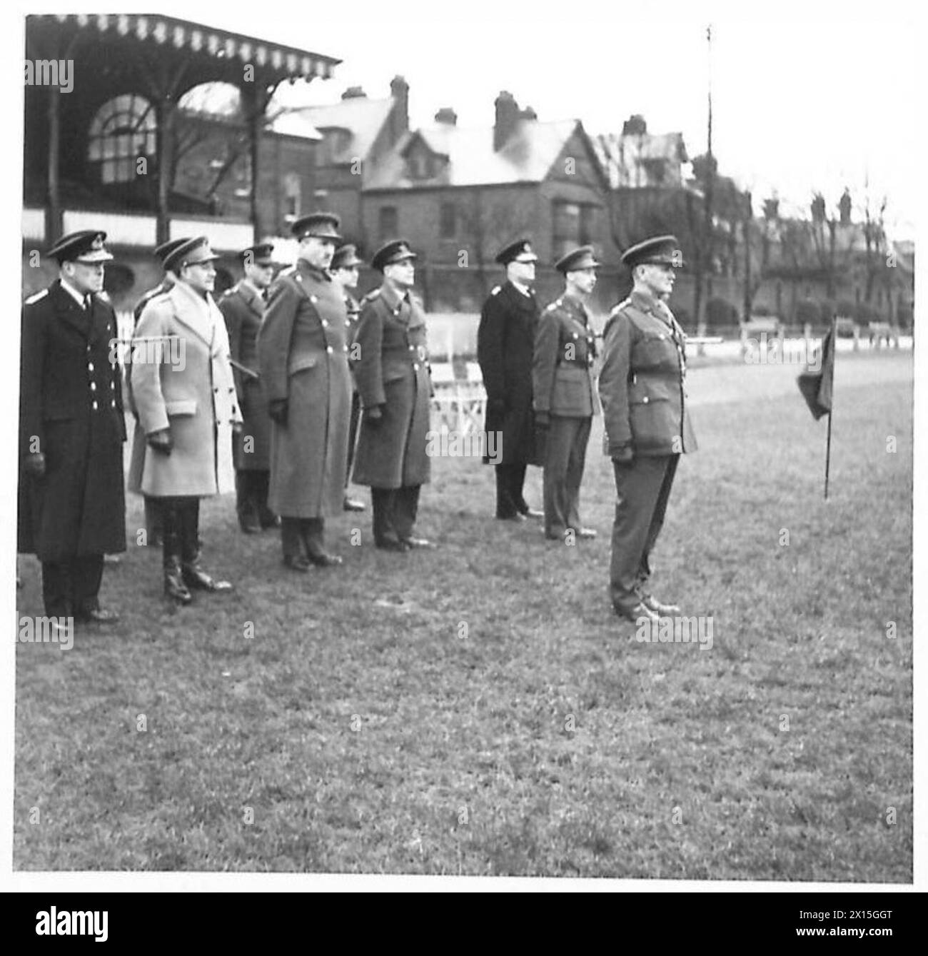 CÉRÉMONIE D'INAUGURATION DES FORESTIERS DE SHERWOOD - le colonel du régiment et des officiers supérieurs à la base de salutation de l'armée britannique Banque D'Images