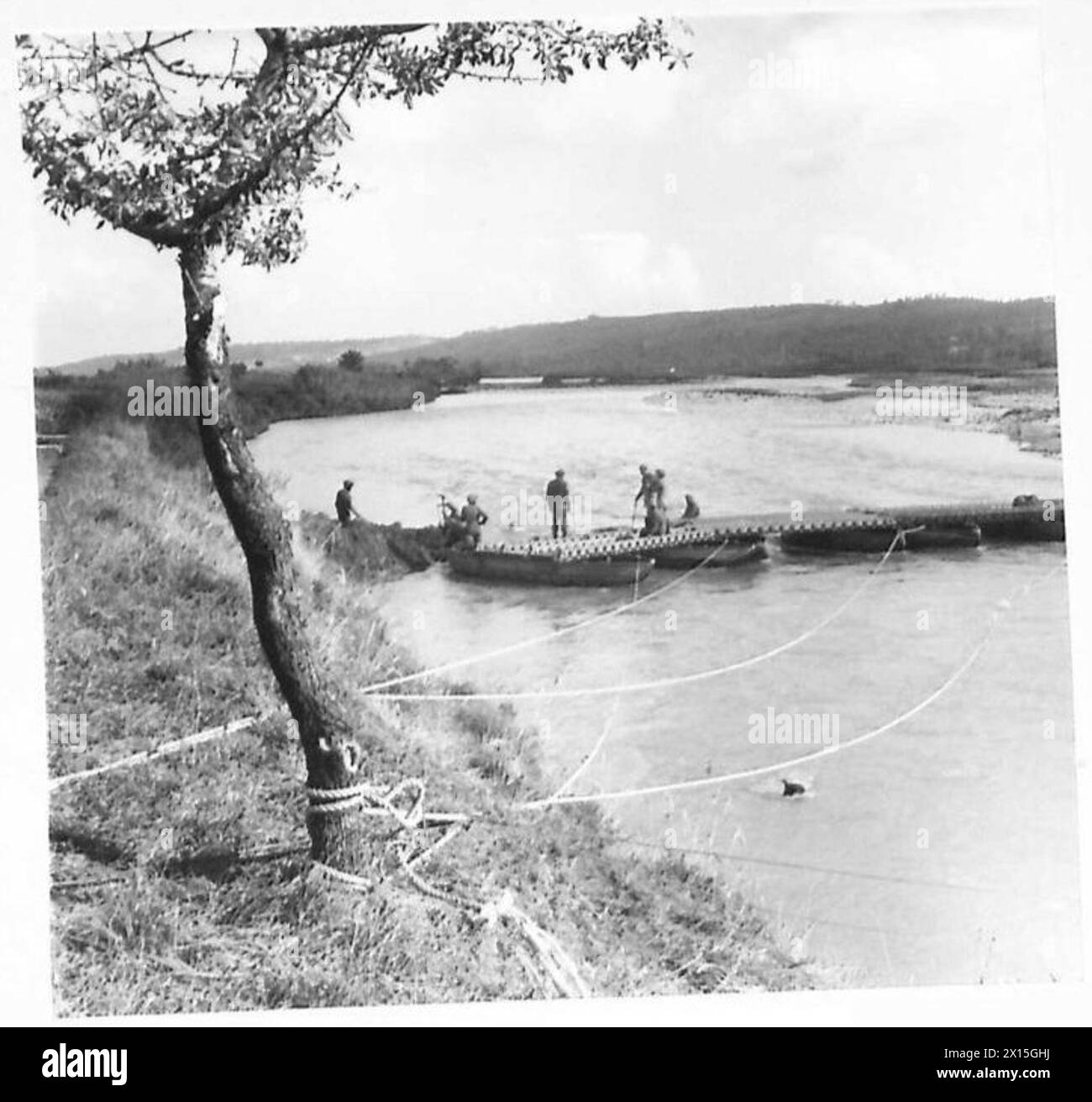 Les hommes du roi George V possèdent des sapeurs du Bengale et des mineurs construisent un pont flottant sur le fleuve Sangro pendant les opérations de la 8e armée en Italie. Banque D'Images
