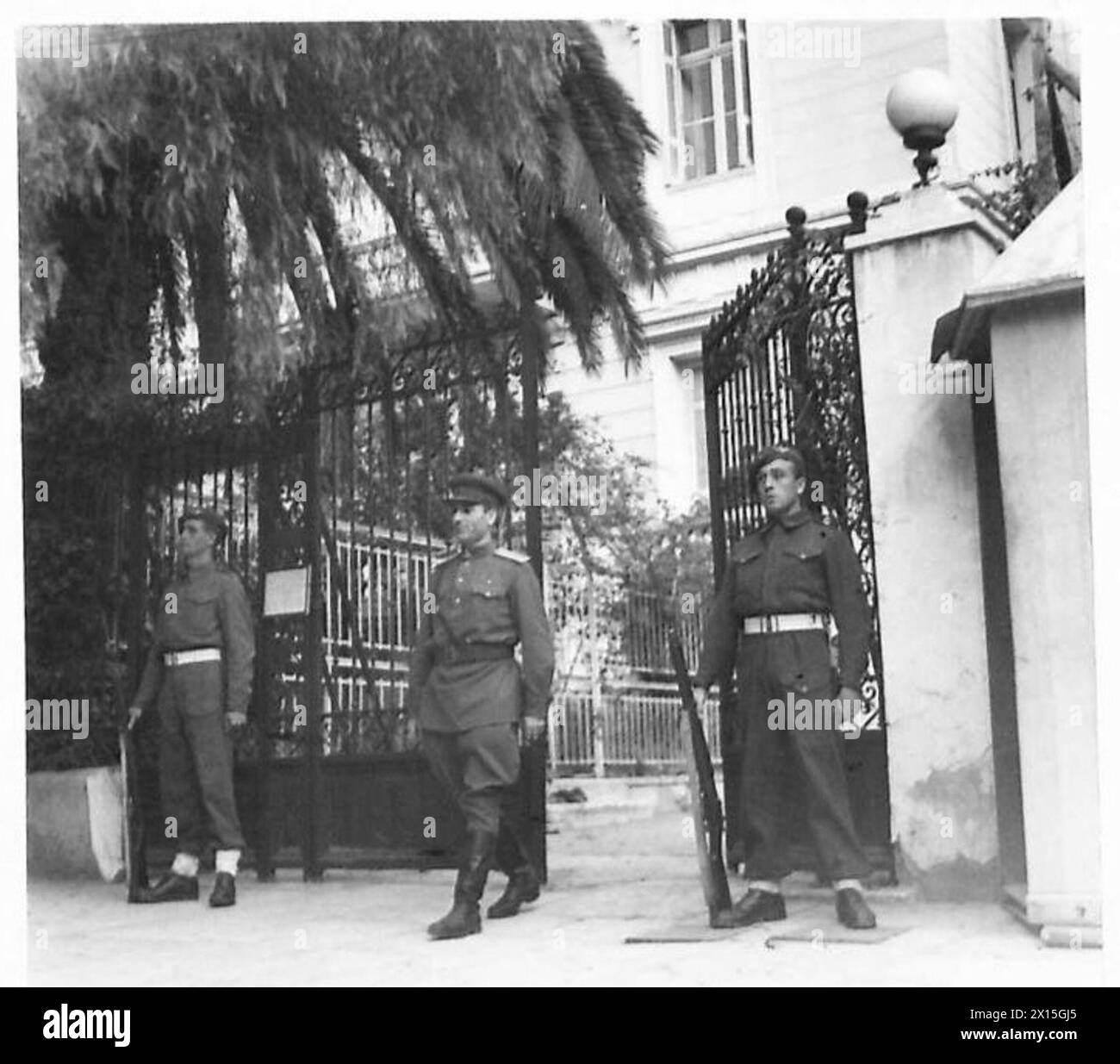 Parachutistes du 5e bataillon, Scottish para Regiment, montent la garde devant la légation russe en Grèce pendant la guerre civile, avec fus. R. Rae à gauche, fus. T.J. Smith à droite, et l'officier russe Lieut. Colonel Vacils présent. Banque D'Images