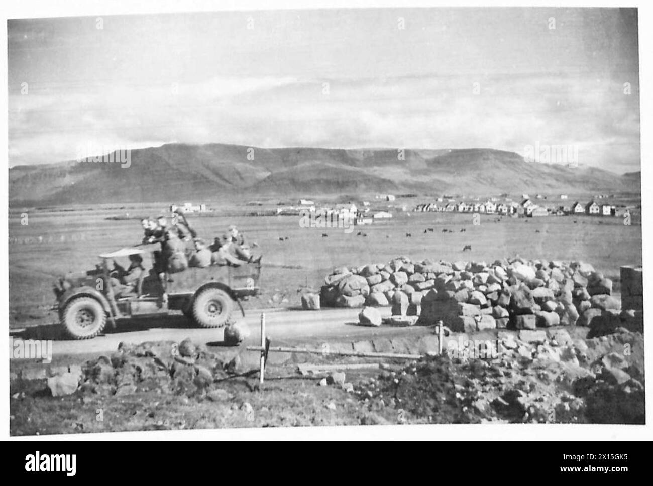 Les troupes britanniques et canadiennes sont représentées à un barrage routier typique en Islande avec le paysage islandais en arrière-plan. Banque D'Images