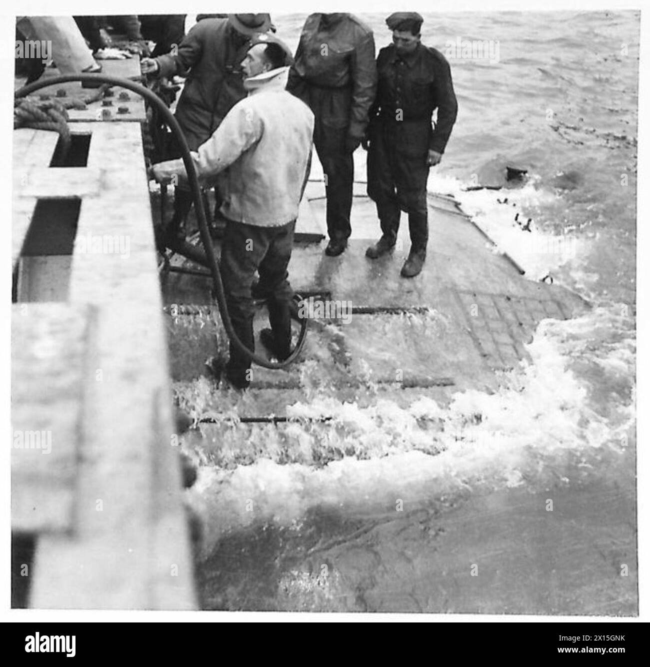 Une perle a été inondée et soulevée à l'aide de ballons à air, montrant l'emplacement, l'élimination de l'eau, l'expansion et l'état du ballon après l'extraction par le personnel de l'armée britannique. Banque D'Images