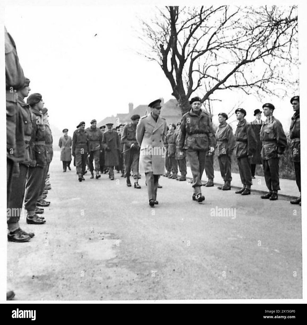 Sa Majesté le Roi inspectant les parachutistes britanniques dans la division aéroportée. Banque D'Images