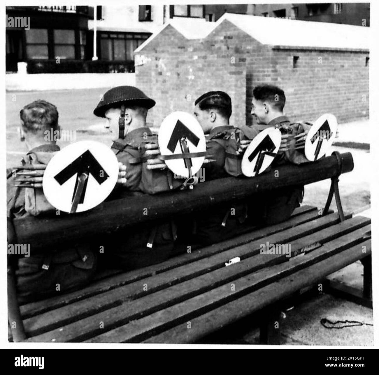 La police militaire participe à un exercice d'atterrissage, complété par des panneaux routiers, en attente d'embarquement Banque D'Images