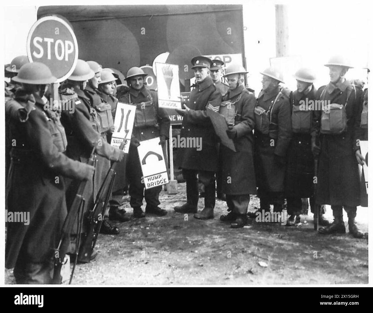 Les conducteurs de l'armée sont formés pour reconnaître les divers panneaux de signalisation routière et y réagir pendant un exercice de conduite. Banque D'Images