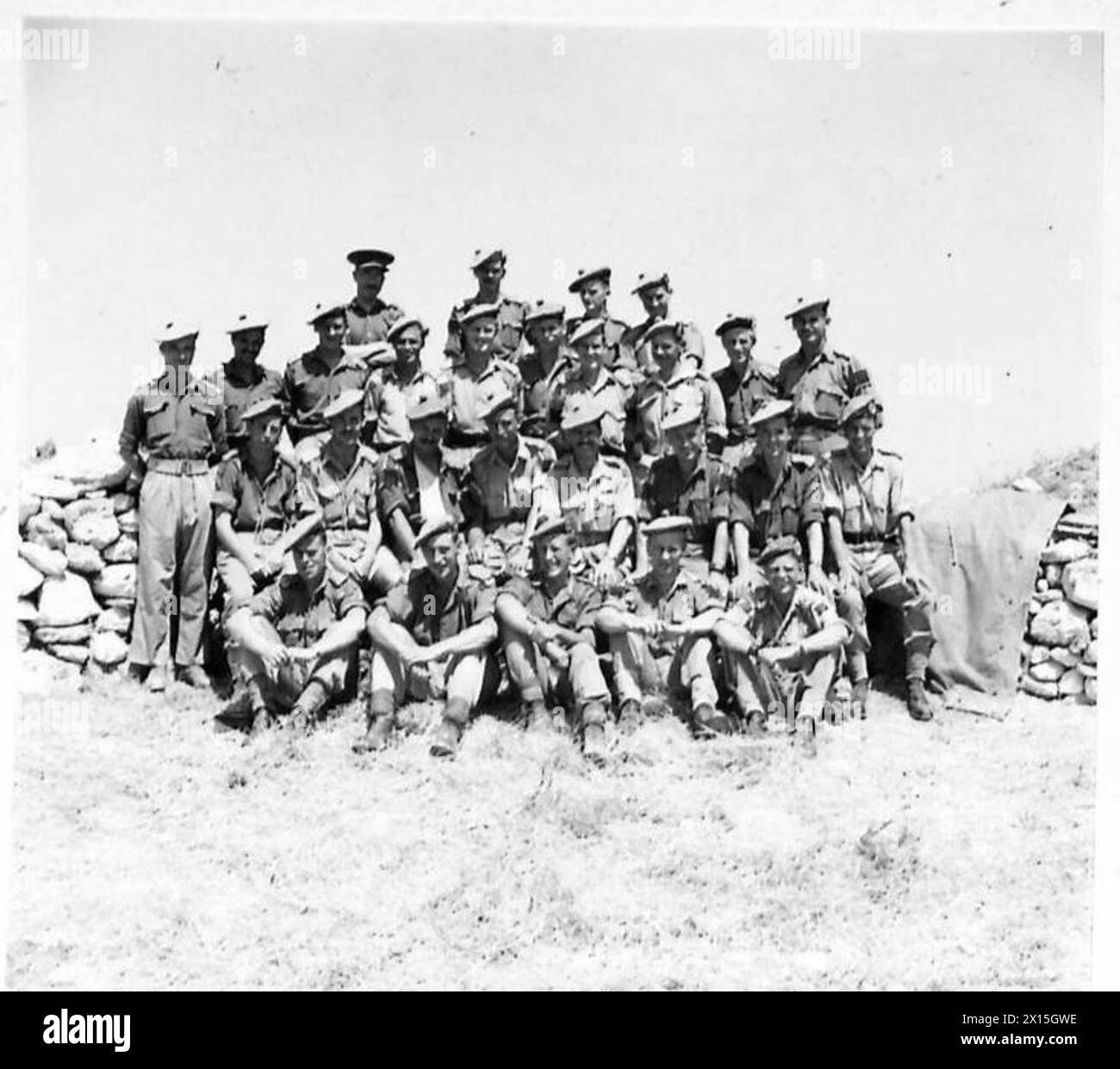 INVASION DE LA SICILE - officiers du 5ème Bn. Seaforth Highlanders. De gauche à droite - rangée avant :- Lieut. T.H. Bremner, lieutenant. J. dent Lieut. A.D. Cochrane Lieut. J.A. Latta Lieut A.C. McLeish de gauche à droite - 2e rangée Lieut G.A.D. pouces Lieut K. Robertson Capt. J. Roberts Major G.L. Andrews, Lieut. Col. J.H.Walford, DSO (CO)., Major G. Green, Capt. D. Findley Shirras, Lieut J.G. Angus. De gauche à droite - 3e rangée Capt G. Willech MC., Capt G. Murray, Lieut. W.S.F. Borwich, Lieut. R. Baillie, lieutenant W.A. Taylor Leiut P.D. Narine le lieutenant Duff Dunbar, le capitaine P.A. Agnew, le capitaine A.M. McCrae. De gauche à droite : bac Banque D'Images