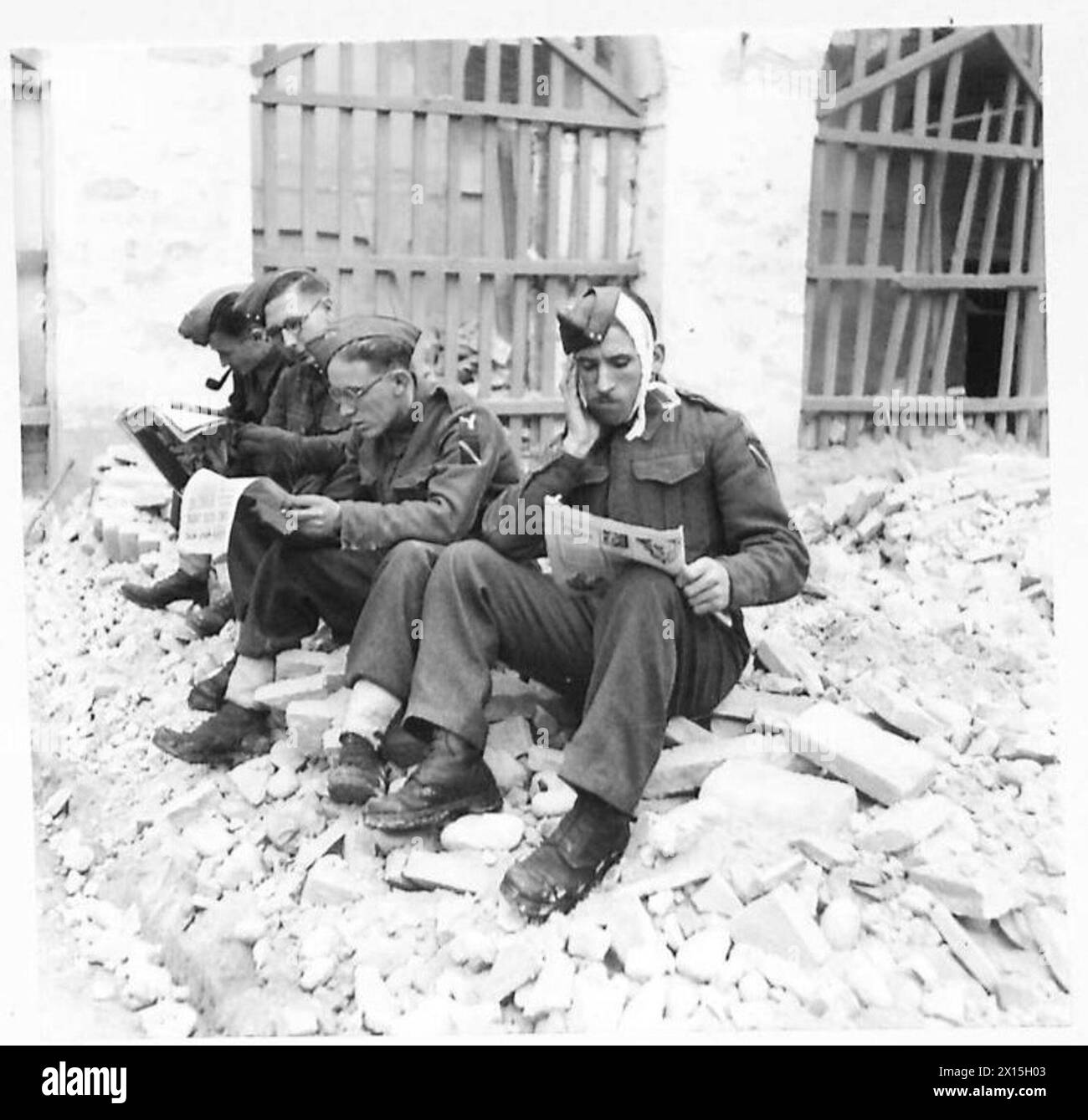 Le soldat J.L. Williams attend dans la salle d'attente d'un dentiste au milieu des décombres sur la ligne de front de la huitième armée en Italie. Banque D'Images