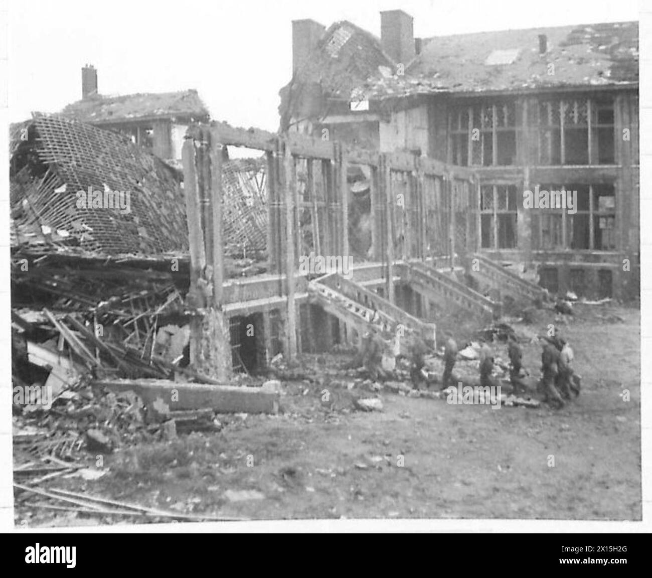 Les troupes britanniques occupent des casernes ennemies en ruine et pénètrent dans des billettes souterraines. L'adaptation des structures endommagées fournit un abri et un espace opérationnel au 21e Groupe d'armées pendant les activités militaires. Banque D'Images