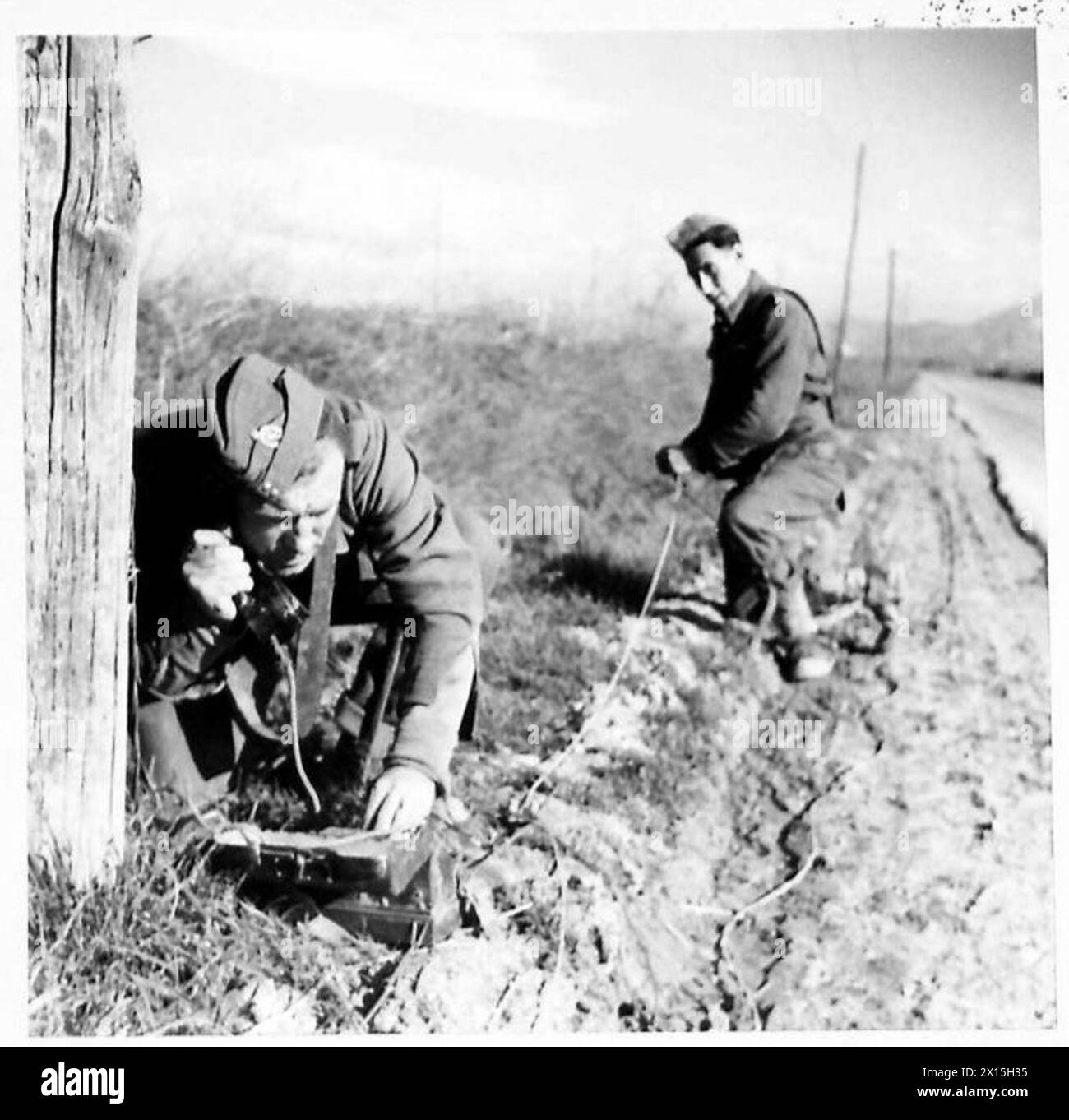 Les communications de signaux pour la Cinquième armée en Italie sont testées chaque kilomètre au fur et à mesure que les lignes sont construites, avec des hommes de ligne échangeant des messages avec les bureaux de signalisation du QG du corps. Banque D'Images Les communications de signaux pour la Cinquième armée en Italie sont testées chaque kilomètre au fur et à mesure que les lignes sont construites, avec des hommes de ligne échangeant des messages avec les bureaux de signalisation du QG du corps. Banque D'Images