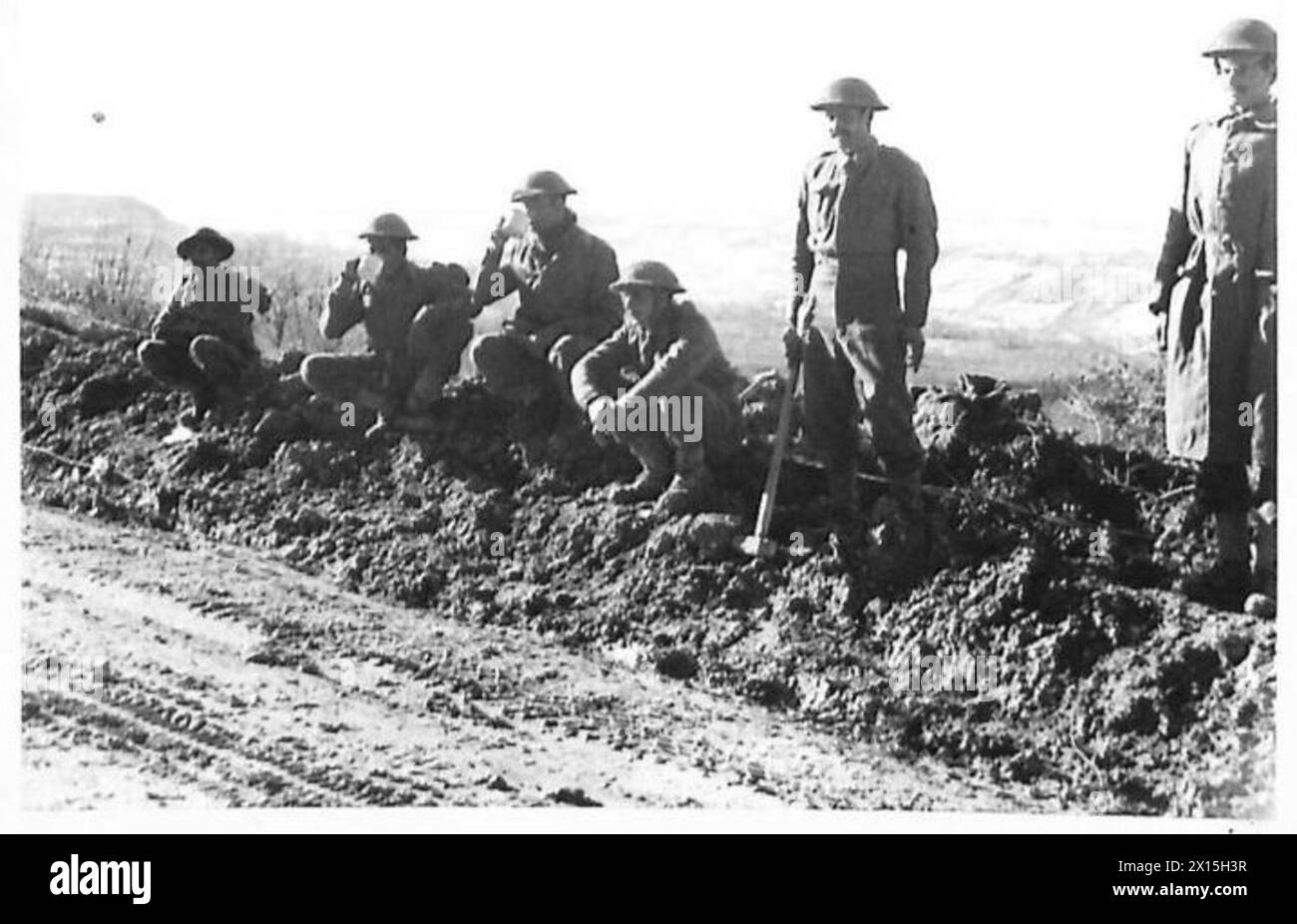 Les soldats pionniers indiens de la huitième armée prennent une pause dans les travaux de réparation des routes en Italie pour prendre une tasse de thé. Banque D'Images