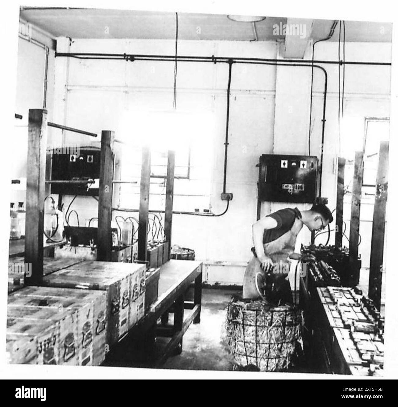 Le personnel de l'armée britannique effectue le remplissage des batteries dans le cadre d'une mission spéciale pour M.E.6[a]. Banque D'Images