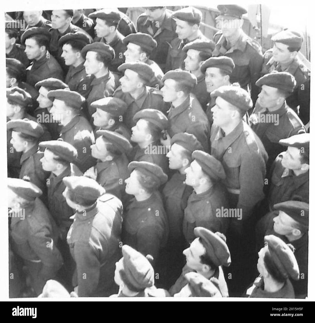 Lord Louis Mountbatten, DSO, rend visite au Commando No.6 avant une opération, prononçant un discours au personnel. Banque D'Images