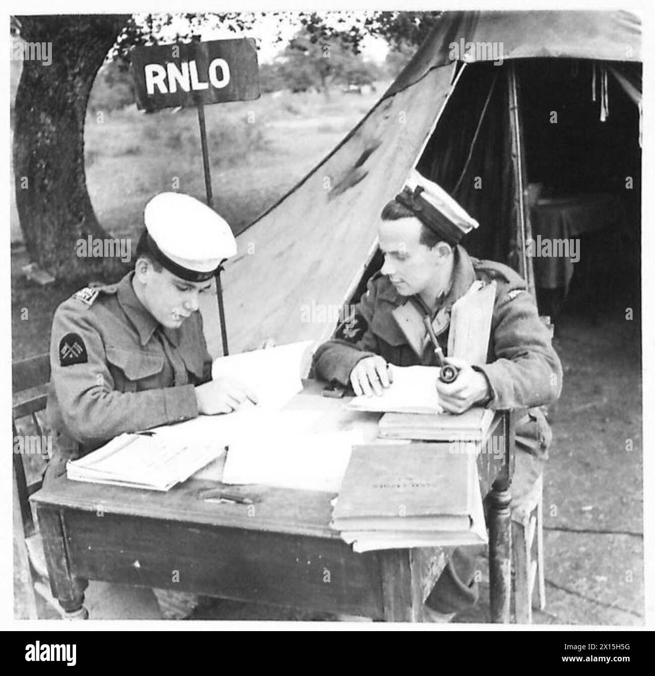 Les marins en tenue de bataille codent un message nouvellement reçu ; Teleg. A. Kilbane et Teleg. E.J. Phillips opère des communications pour les opérations de l'armée britannique en Italie. Banque D'Images
