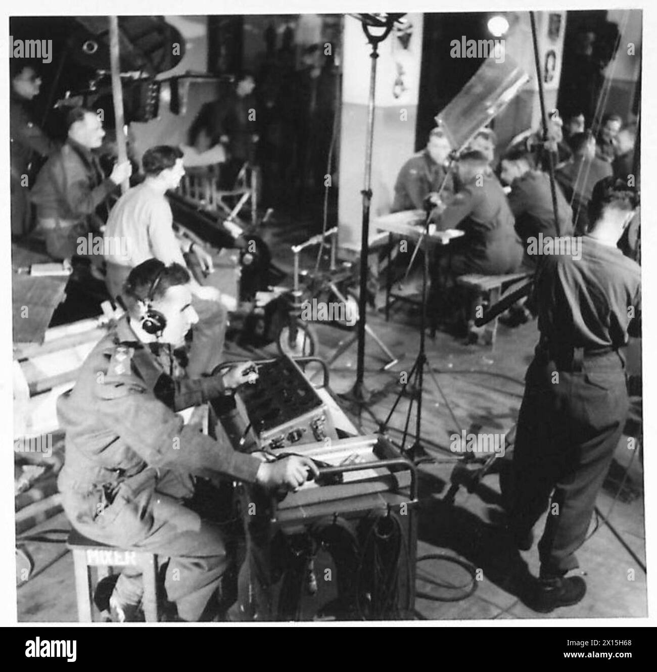 Un capitaine de l'armée servant d'ingénieur du son exploite un panneau de mixage à l'Army film Unit à Pinewood, dans l'armée britannique. Banque D'Images