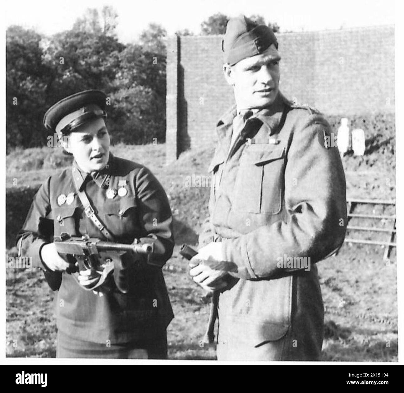 Le lieutenant Lyudmila Pavlichenko tire plusieurs coups de feu avec un pistolet Tommy lors d'une visite de délégués russes dans la région de Canterbury et de Douvres. Banque D'Images