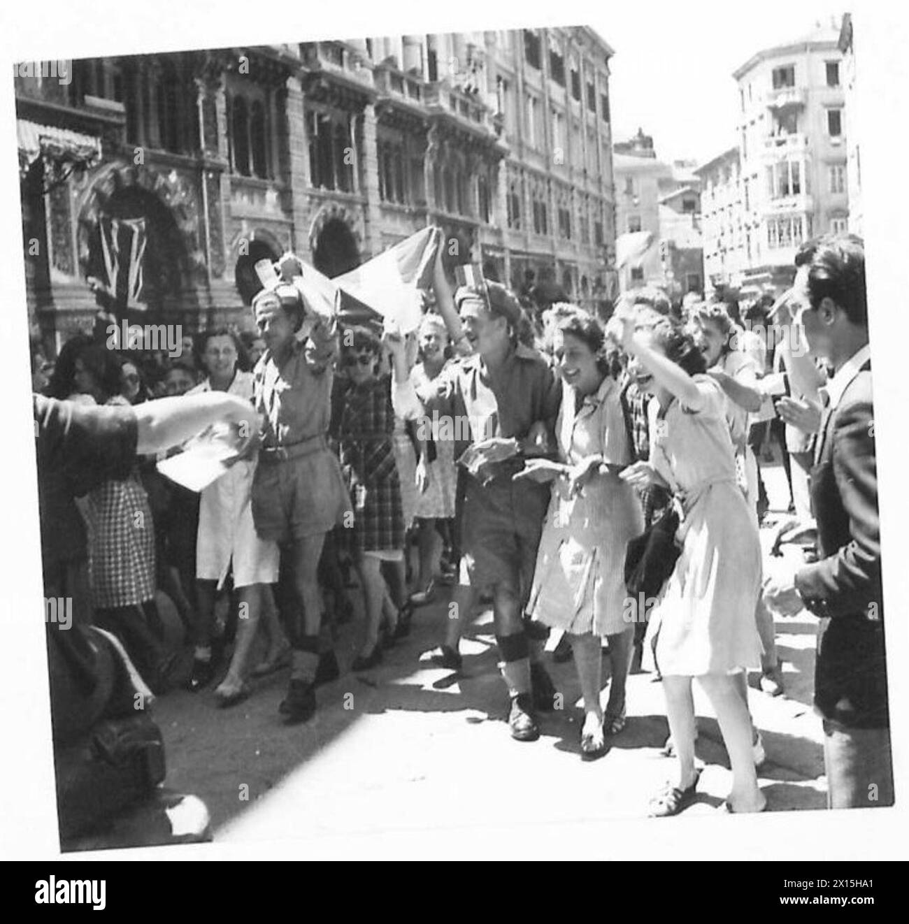 Les troupes yougoslaves partent de Trieste, accompagnées de troupes néo-zélandaises participant à une marche cérémonielle avec des guirlandes en papier. Banque D'Images