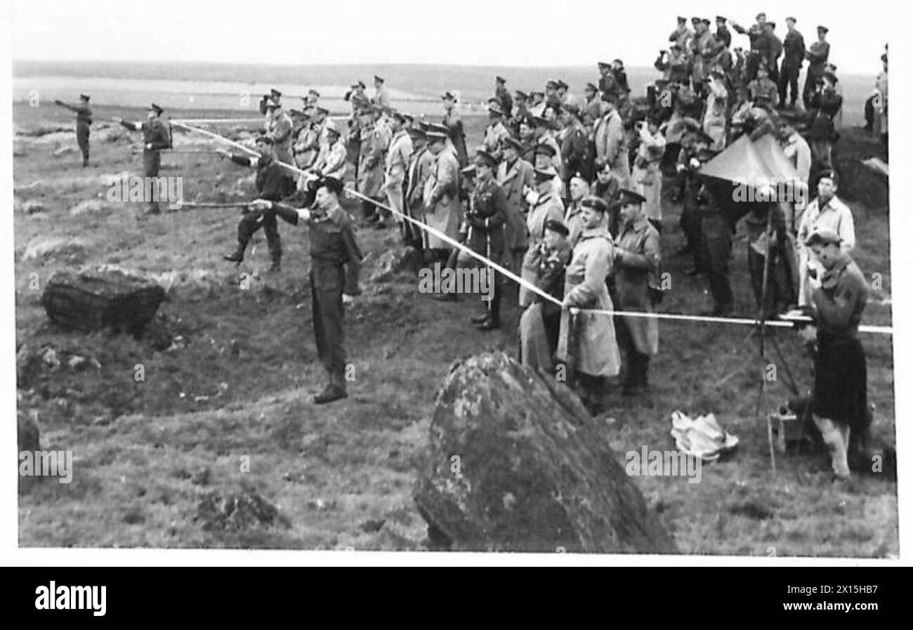 Les guides dirigent les commandants supérieurs de l'armée britannique et les généraux alliés lors d'une fausse bataille dans le cadre d'un cours d'entraînement à domicile. Banque D'Images