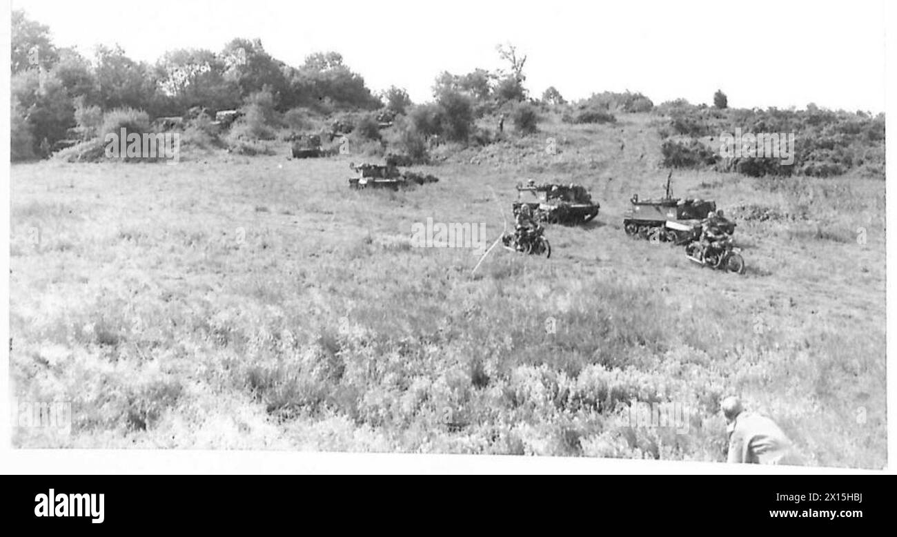 Une patrouille se déplace de la couverture pour engager l'ennemi, représentant la reconnaissance et l'observation de la ligne de front dans les opérations de l'armée. Banque D'Images