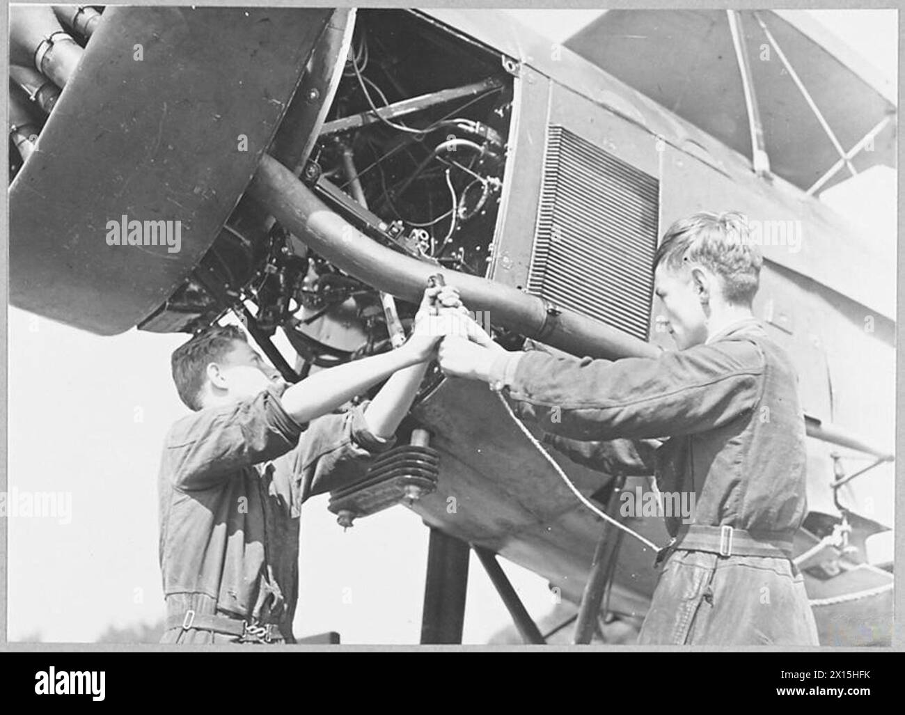 Photographie montrant des apprentis d'aéronefs de la Royal Air Force apprenant les procédures appropriées pour démarrer un moteur d'avion dans le cadre de leur formation. Banque D'Images