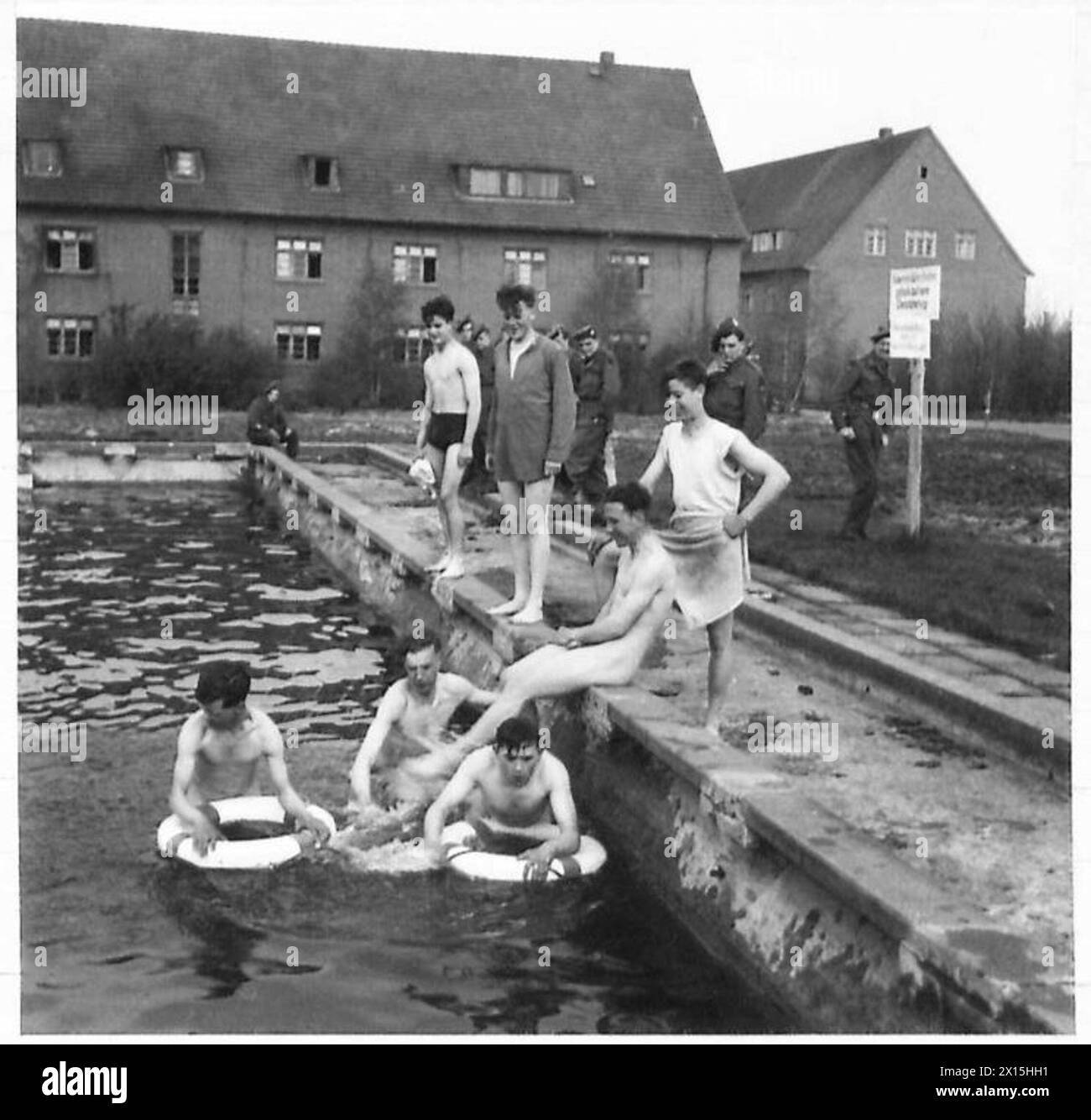 L'ARMÉE BRITANNIQUE EN EUROPE DU NORD-OUEST 1944-1946 - les K.O.S.B de la 15e division écossaise ont un plongeon précipité dans la piscine de l'aéroport de celle avant de passer à l'Elbe British Army, 21e groupe d'armées Banque D'Images