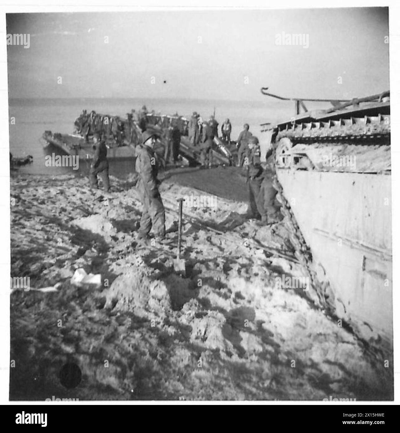 LA TRAVERSÉE DU RHIN - l'un des ferries du Rhin en opération, armée britannique, 21e groupe d'armées Banque D'Images