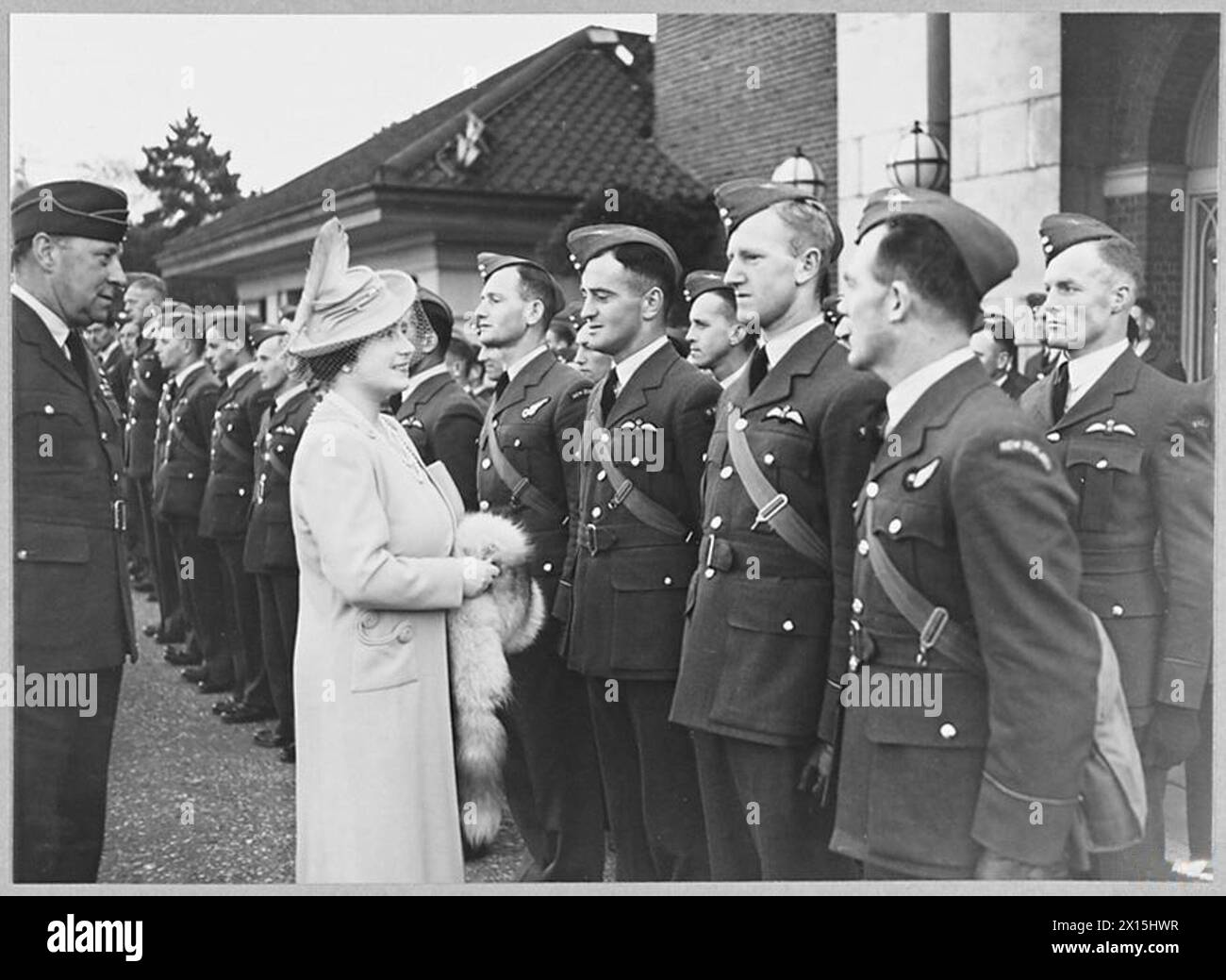 F.V. Campbell d'Auckland, Nouvelle-Zélande, interagit avec la Reine lors d'une inspection des aviateurs du Dominion et des États-Unis par la Royal Air Force. Banque D'Images