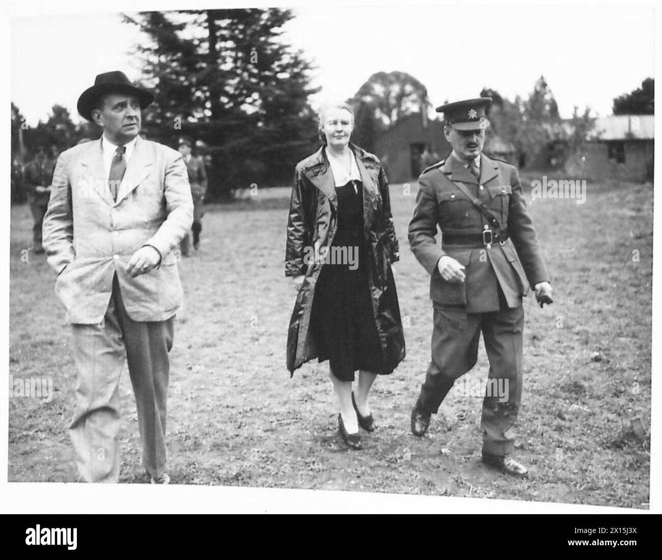 MLLE DOROTHY THOMPSON REND VISITE AUX TROUPES TCHÈQUES - Mlle Thompson avec le général Miroslav, commandant-in-Chlef de l'armée tchèque. Mr. Masaryk sur la gauche au QG de l'armée britannique tchèque Banque D'Images