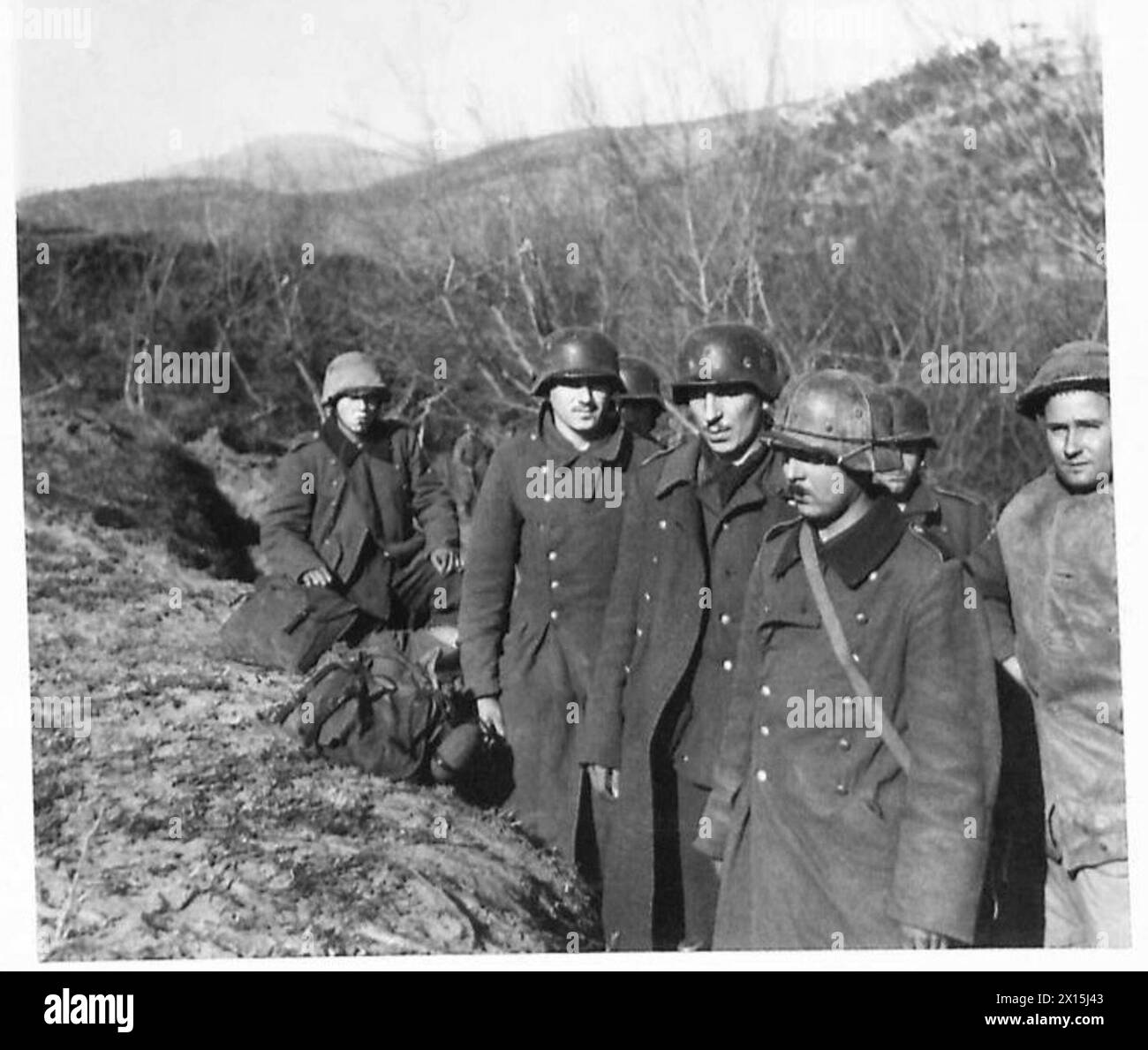 ITALIE : CINQUIÈME ARMYFIGHTING DANS LA RÉGION DE GARIGLIANO - quelques-uns des premiers prisonniers allemands à être ramenés de l'autre côté de la rivière British Army Banque D'Images