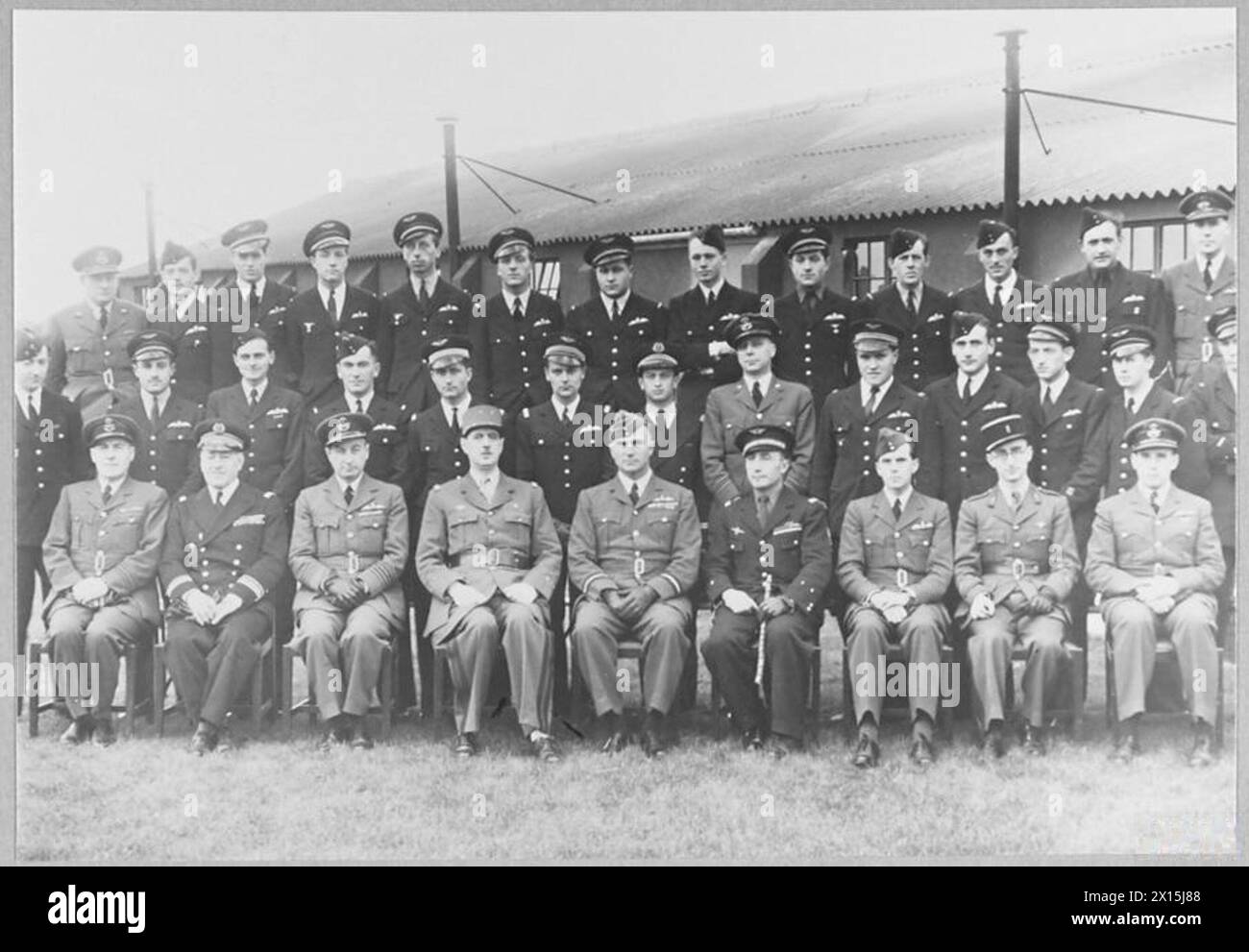 Le général Charles de Gaulle et le général Valin de la Free French Air Force ont visité une station de la RAF où les pilotes français libres étaient en formation, aux côtés du capitaine de groupe F.J.A. Robinson et du commodore de l'Air F.J. Vincent. Banque D'Images