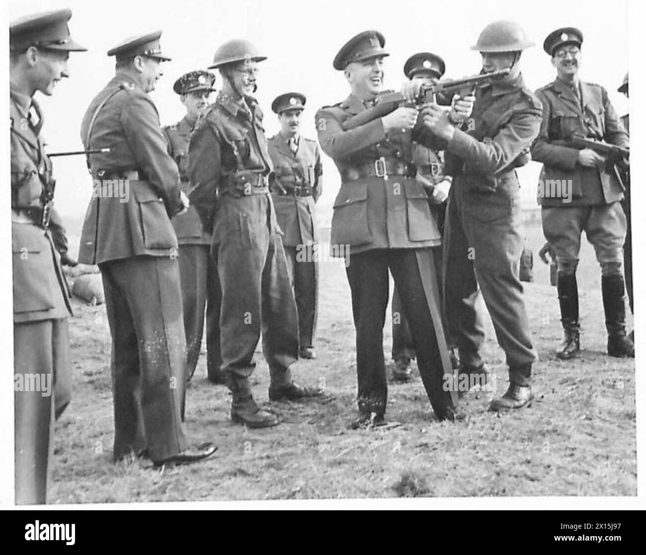 SAR le duc de Gloucester observe le lieutenant-colonel Howard Kerr tirer un fusil Tommy lors d'une visite aux bataillons M.T. du Commandement du Nord de l'armée britannique. Banque D'Images