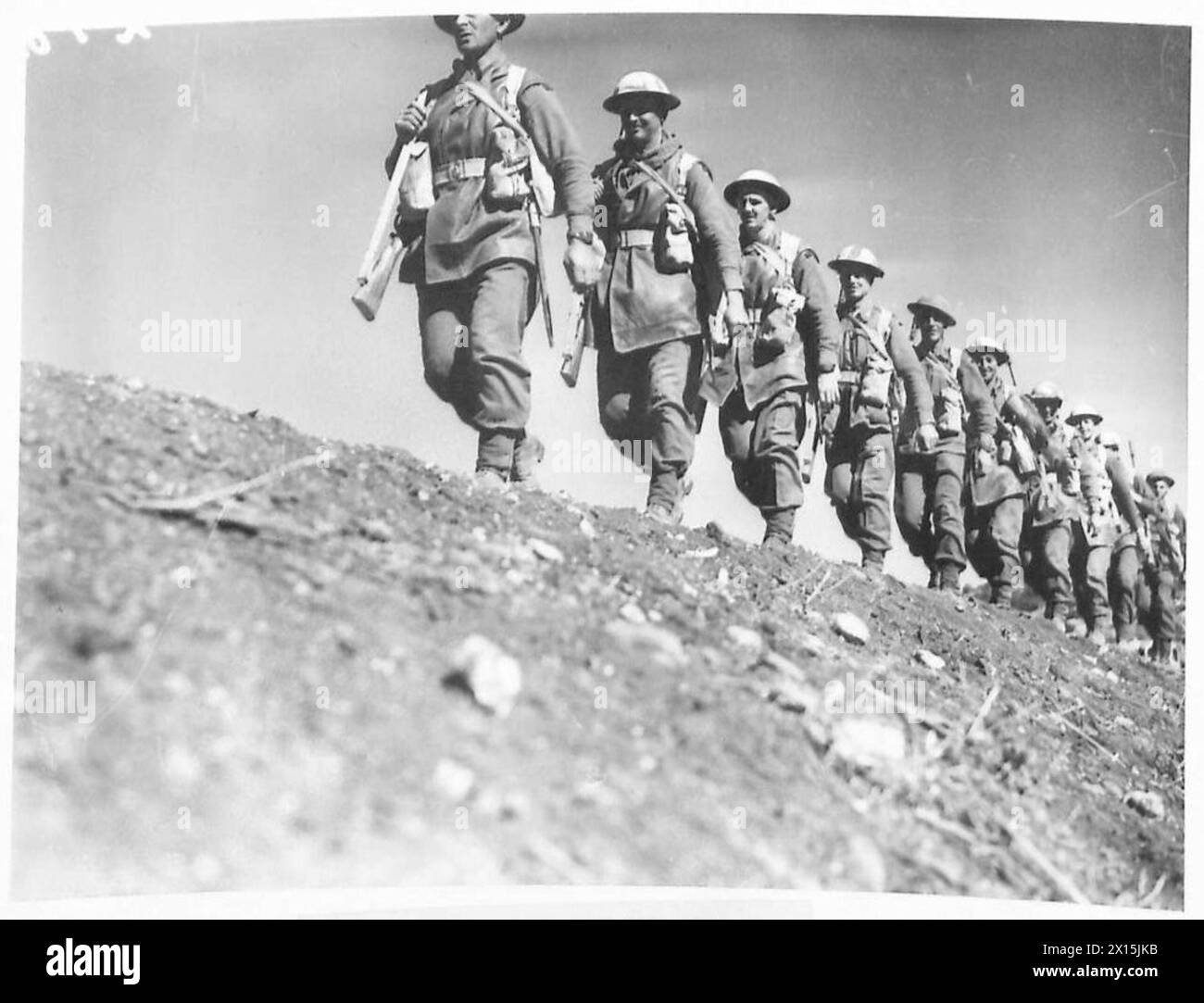 Les troupes et l'équipement de l'armée britannique avancent à travers des terrains verts et des routes près de Derna, s'éloignant des conditions désertiques. Banque D'Images