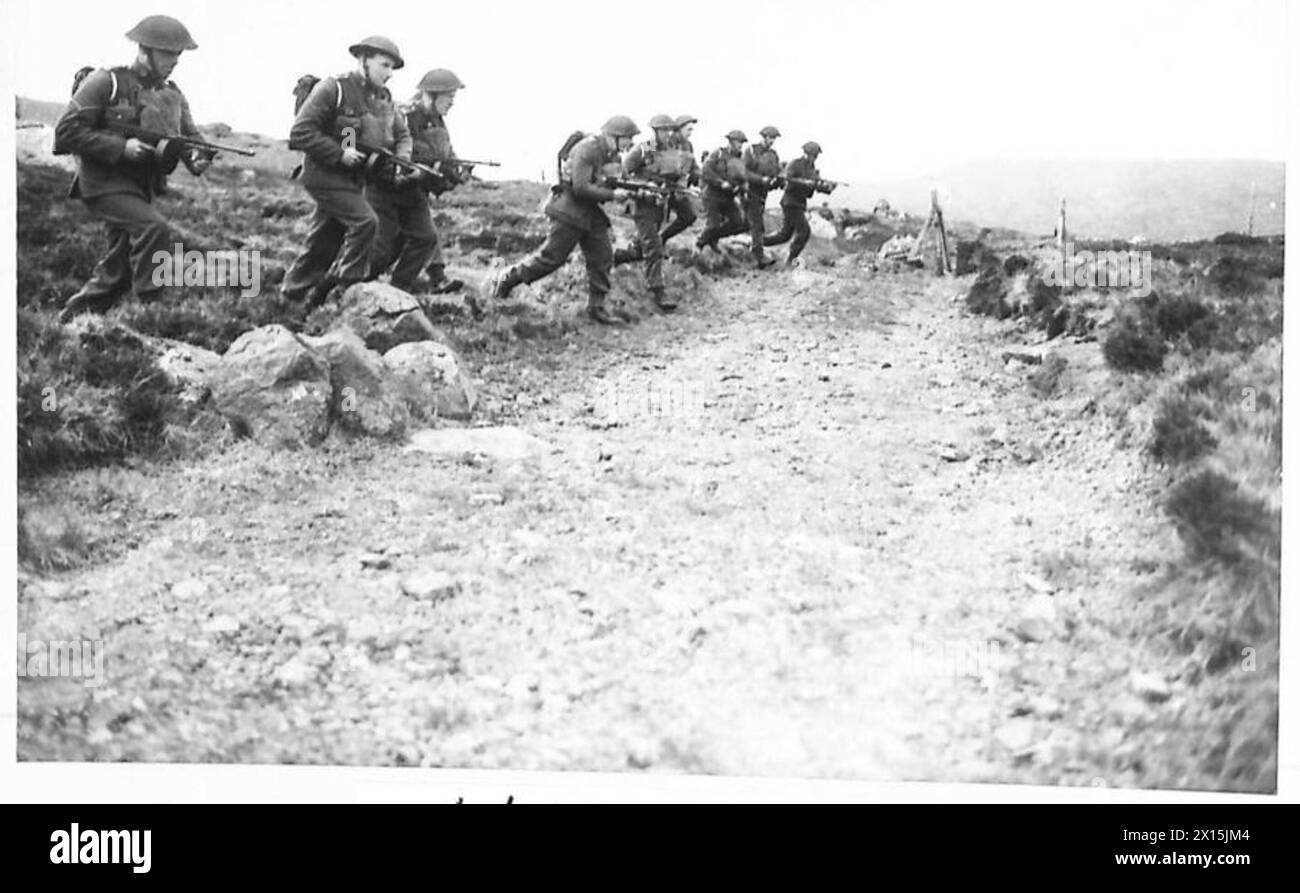 Des soldats de l'armée britannique armés de canons Tommy participent à un exercice d'entraînement Banque D'Images