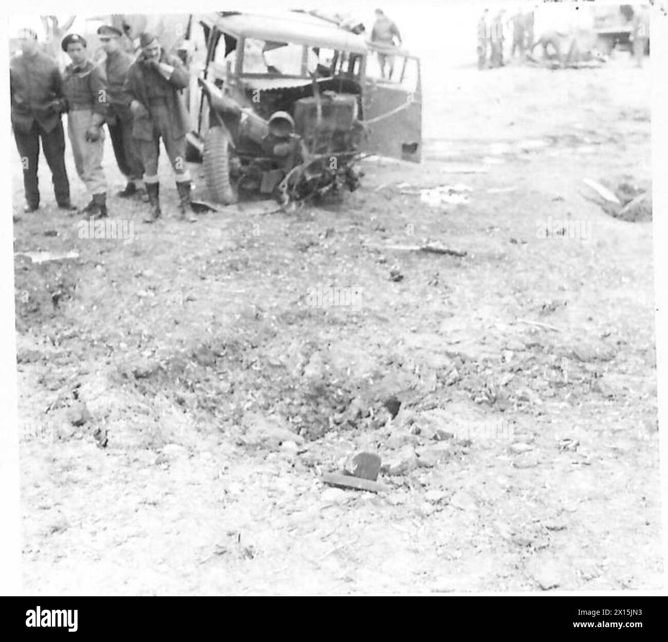 Une explosion d'obus de 210 mm a créé un grand cratère à l'extérieur du quartier général de la 1re Division canadienne. L'explosion détruit une voiture appartenant au lieutenant général Allfrey, commandant du 5e corps de l'armée britannique. Banque D'Images